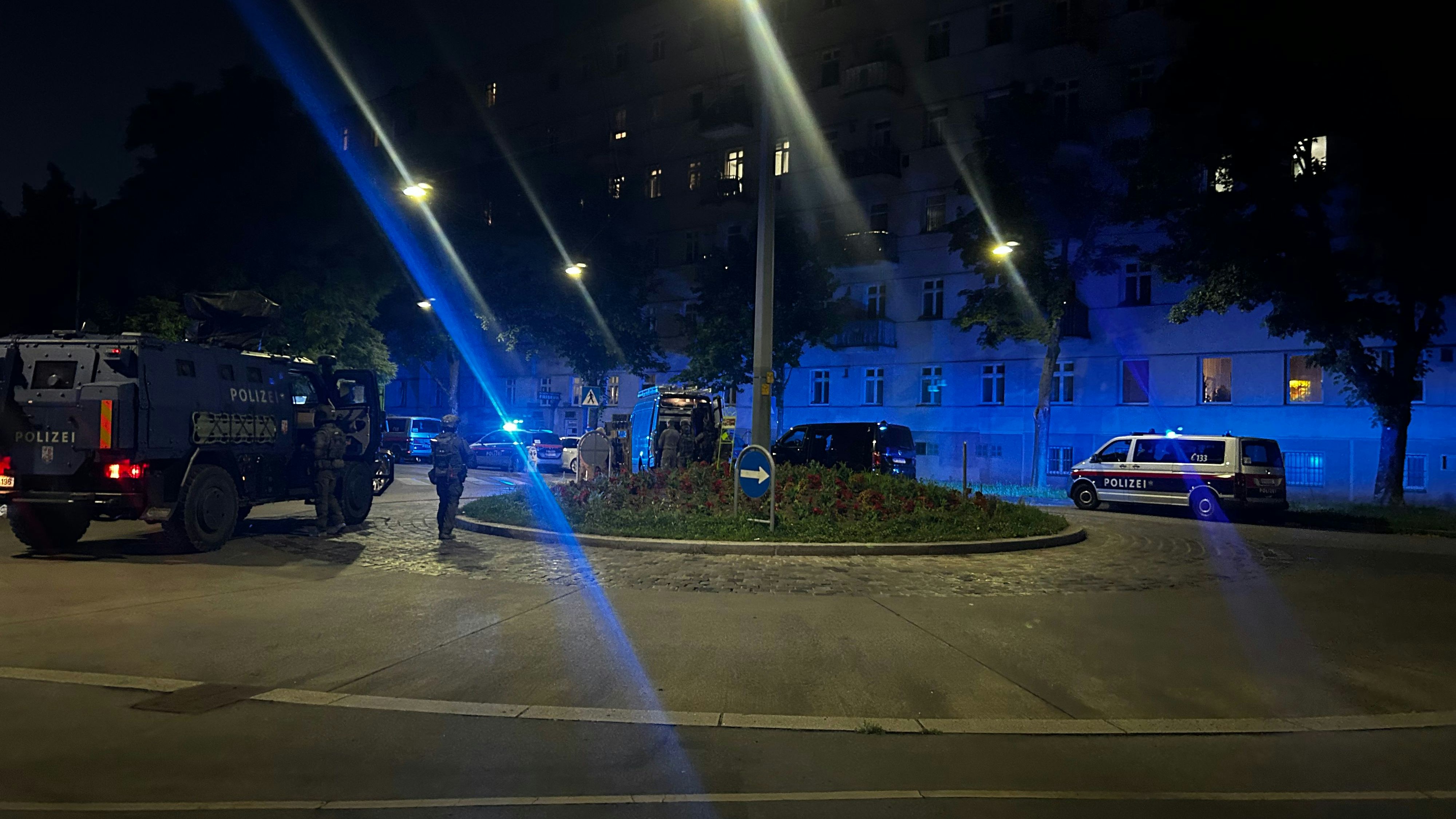 Mit Waffe am Balkon – Polizei erschießt Verschanzten