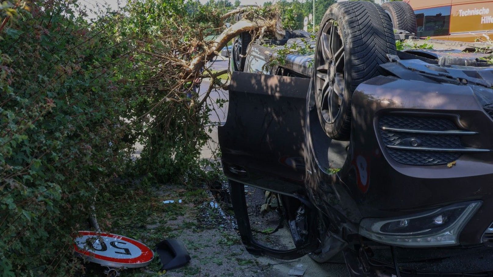 Auf Höhe einer Kreuzung kam er aus bisher unbekannten Gründen von der Fahrbahn ab.