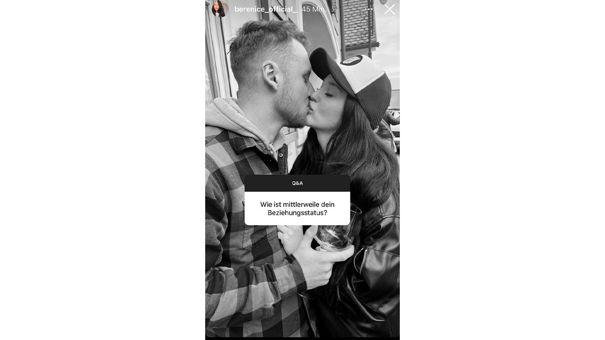 Frisch verliebt! Berenice aber hält sich bedeckt und verrät nicht, wer der Glückliche ist.