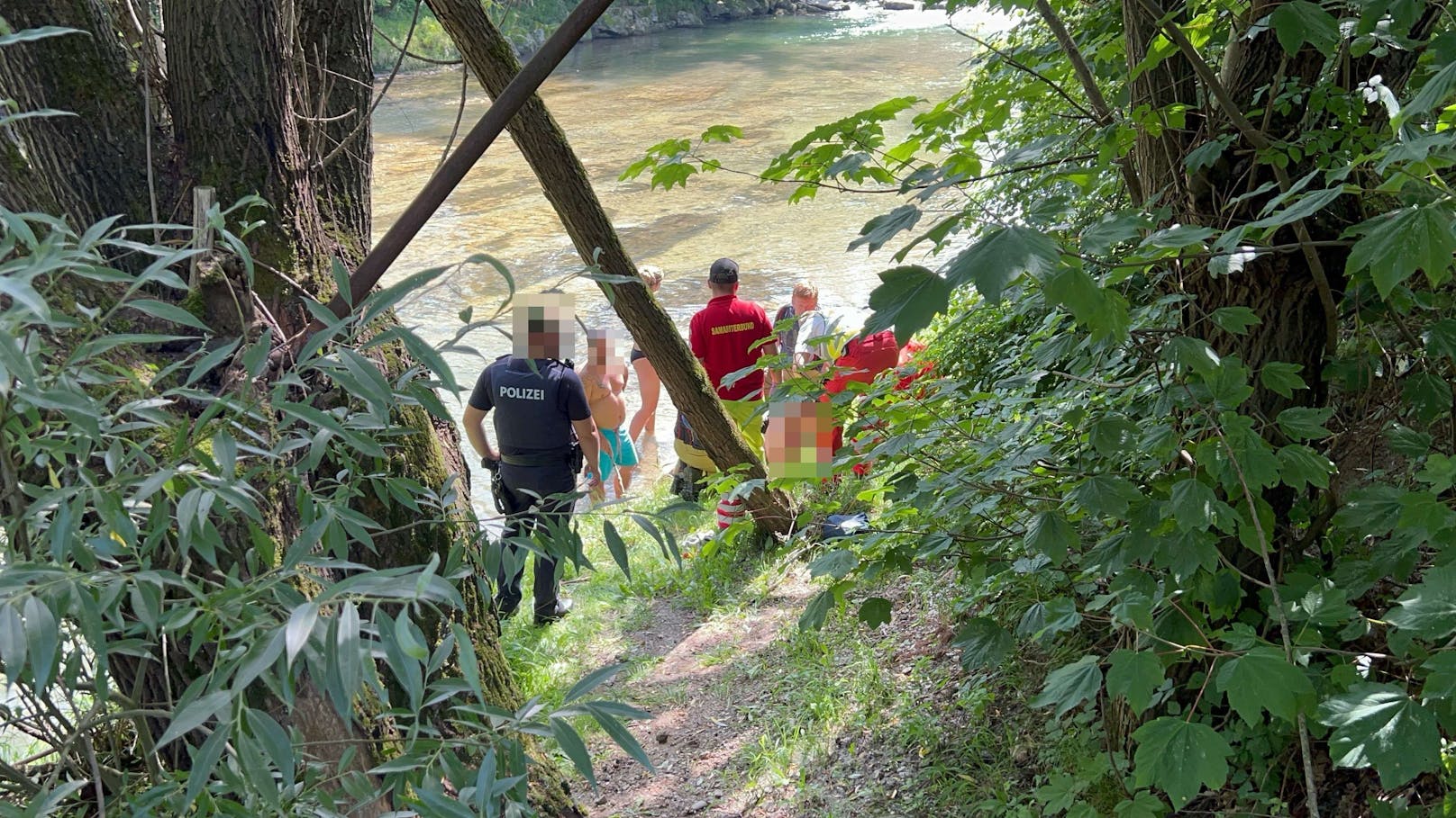 Die Einsatzkräfte suchten die verletzte Person.