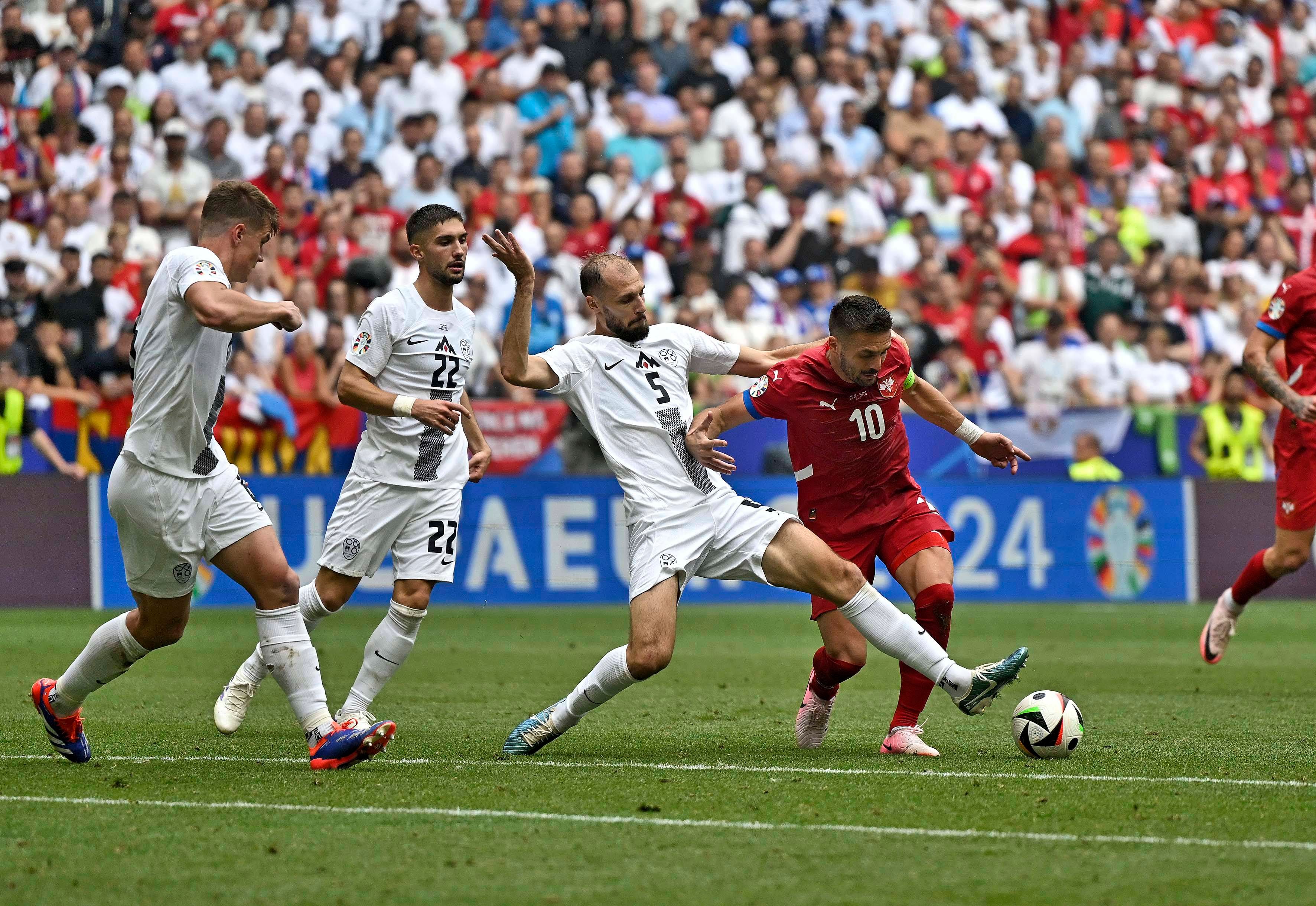 Serbien erkämpft ein 1:1 in letzter Sekunde.