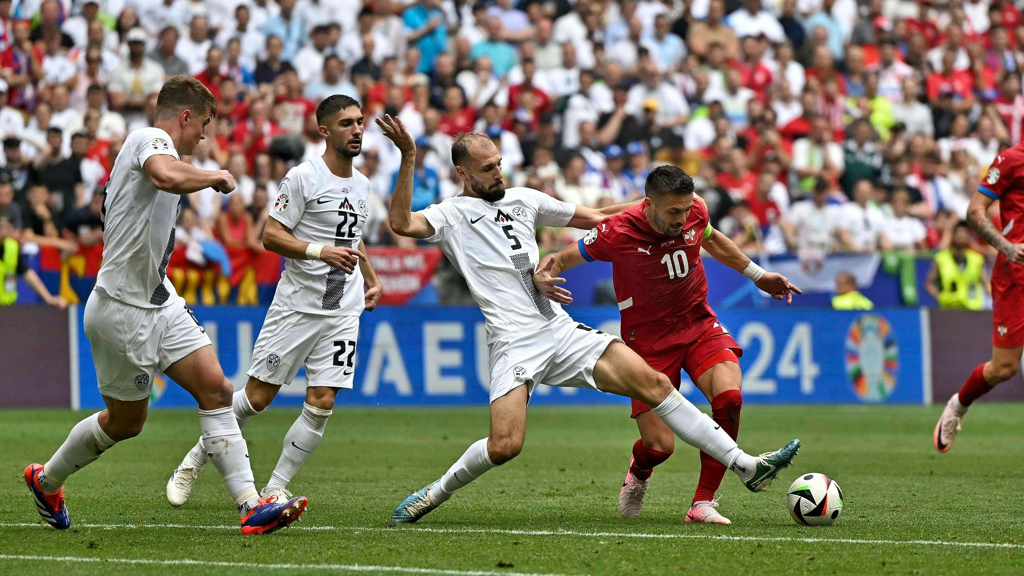 Serbien erkämpft ein 1:1 in letzter Sekunde