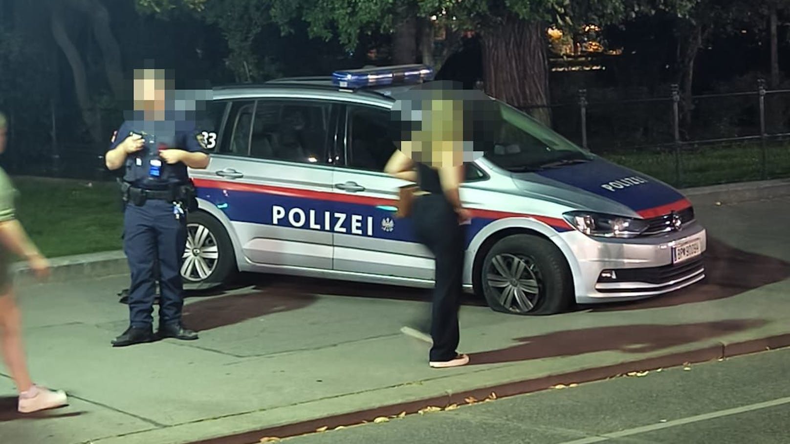 Der Knaller dabei – das Unfallfahrzeug ist ein Polizeiauto.