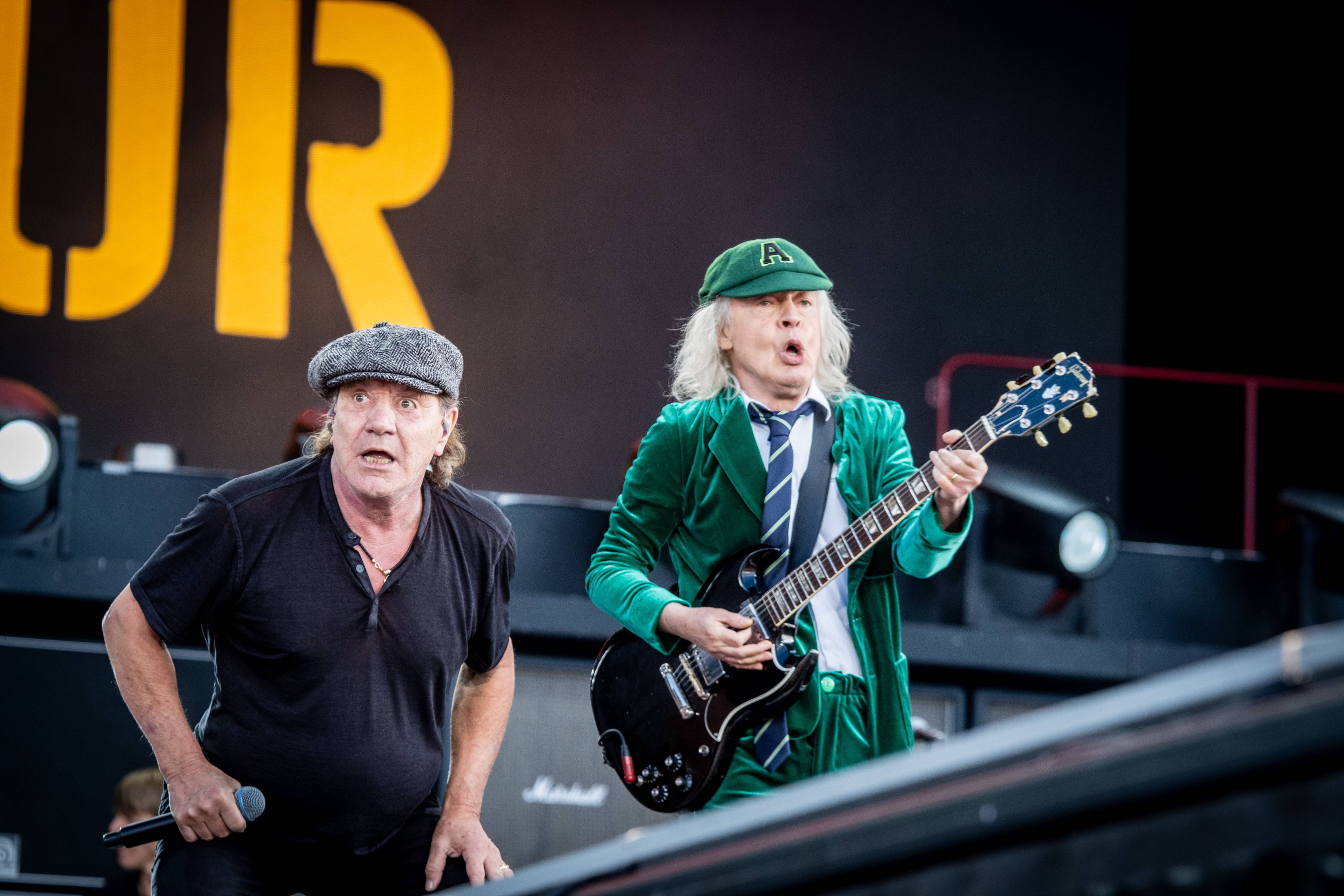 Brian Johnson und Angus Young stehen gemeinsam auf der Bühne.