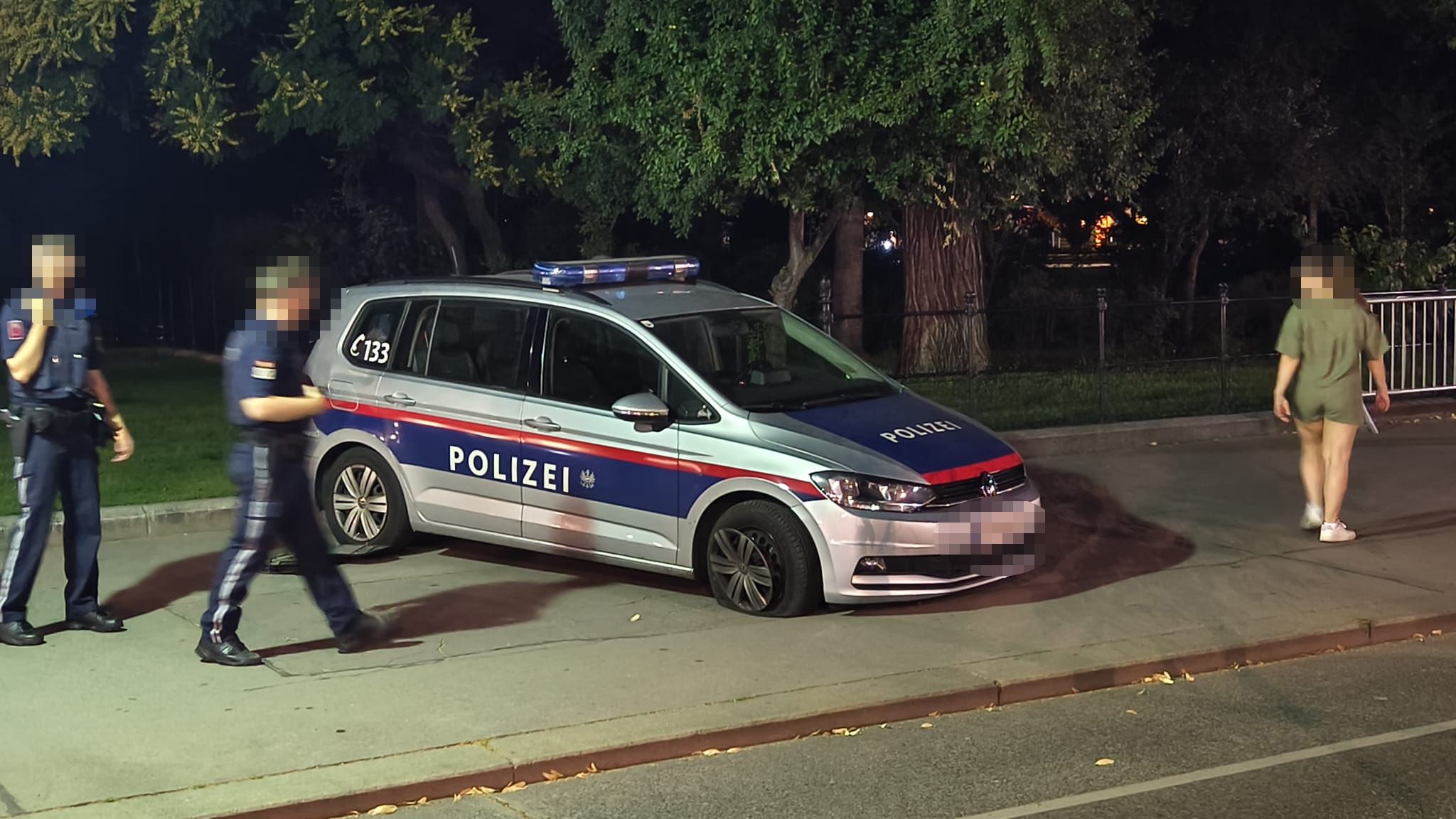 Kurioser Anblick am späten Mittwoch vor dem Rathauspark.