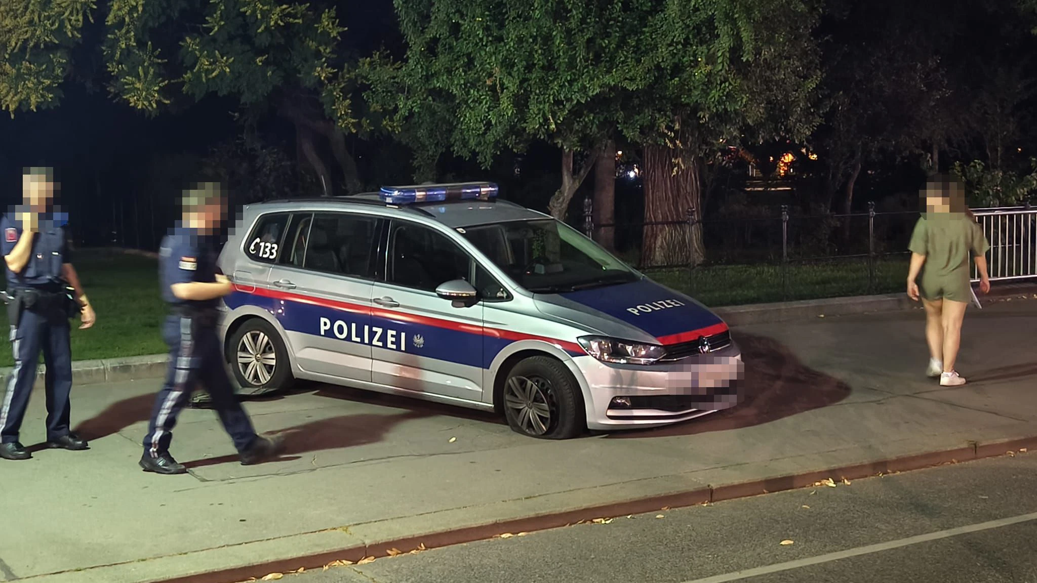 Kurioser Crash Polizeiauto kaputt
