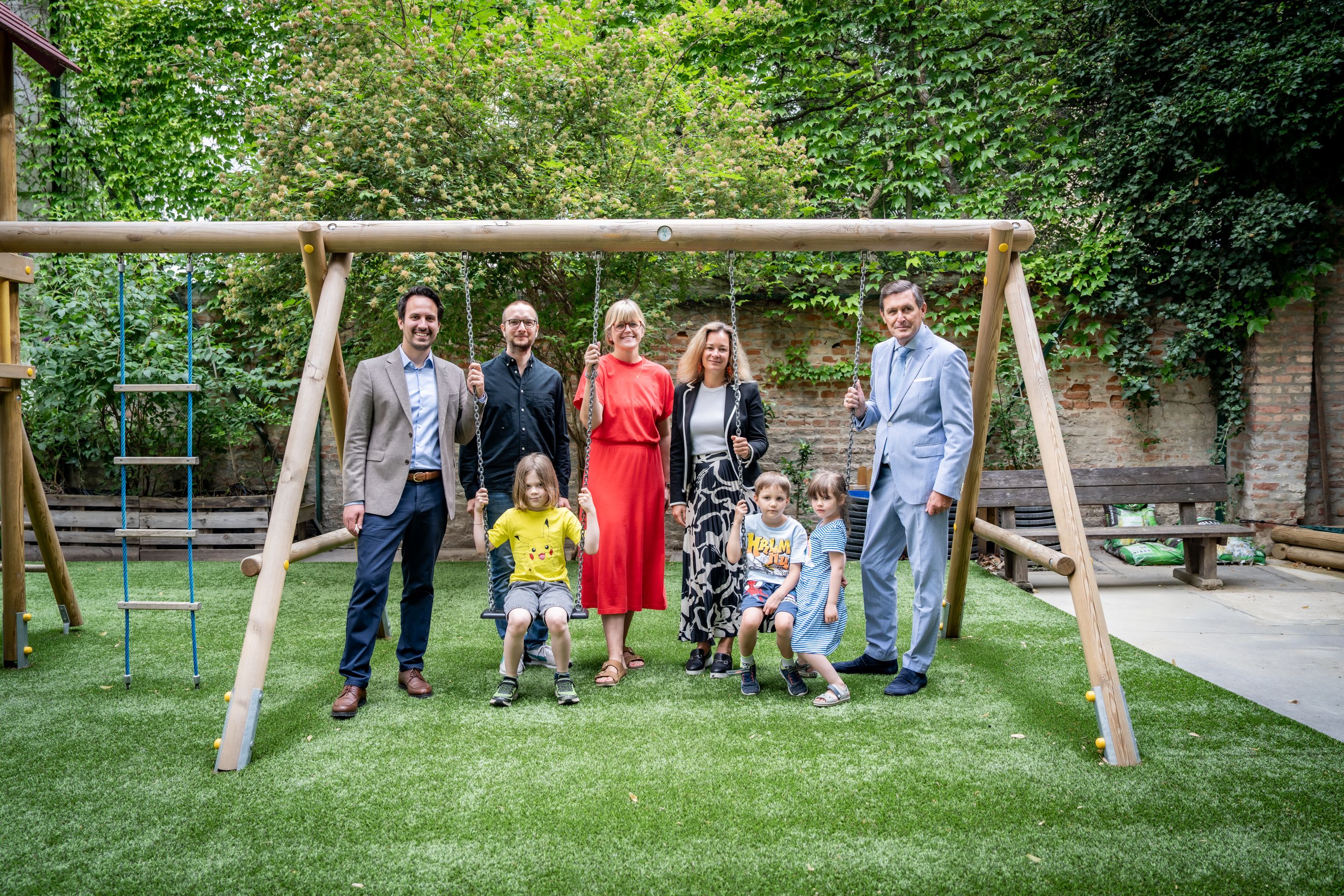 Bildungsstadtrat Christoph Wiederkehr, „Jobs PLUS Ausbildung“-Absolvent Bernhard Bachner, Absolventin Anne Nickels, Katharina Lehner (Leiterin der Bafep 8) und Wirtschaftsstadtrat Peter Hanke sowie Kinder des Bafep 8-Kindergartens (v.l.).