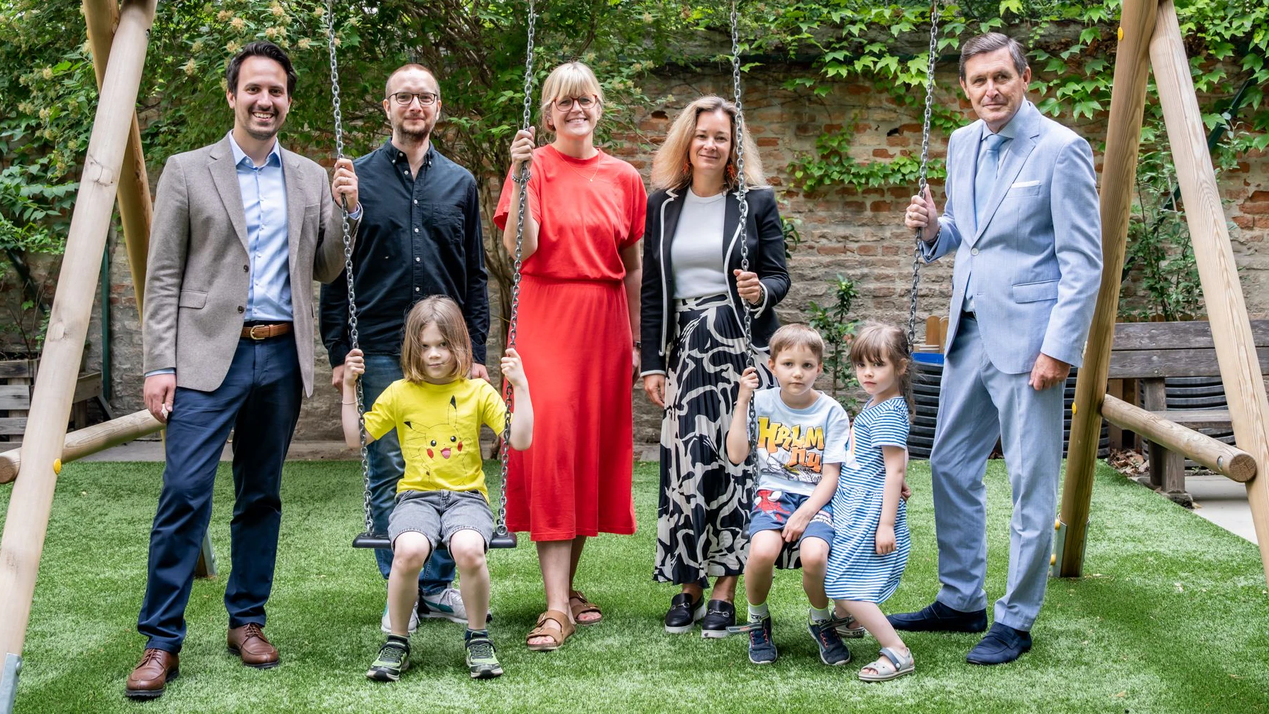 Bildungsstadtrat Christoph Wiederkehr, „Jobs PLUS Ausbildung“-Absolvent Bernhard Bachner, Absolventin Anne Nickels, Katharina Lehner (Leiterin der Bafep 8) und Wirtschaftsstadtrat Peter Hanke sowie Kinder des Bafep 8-Kindergartens (v.l.).