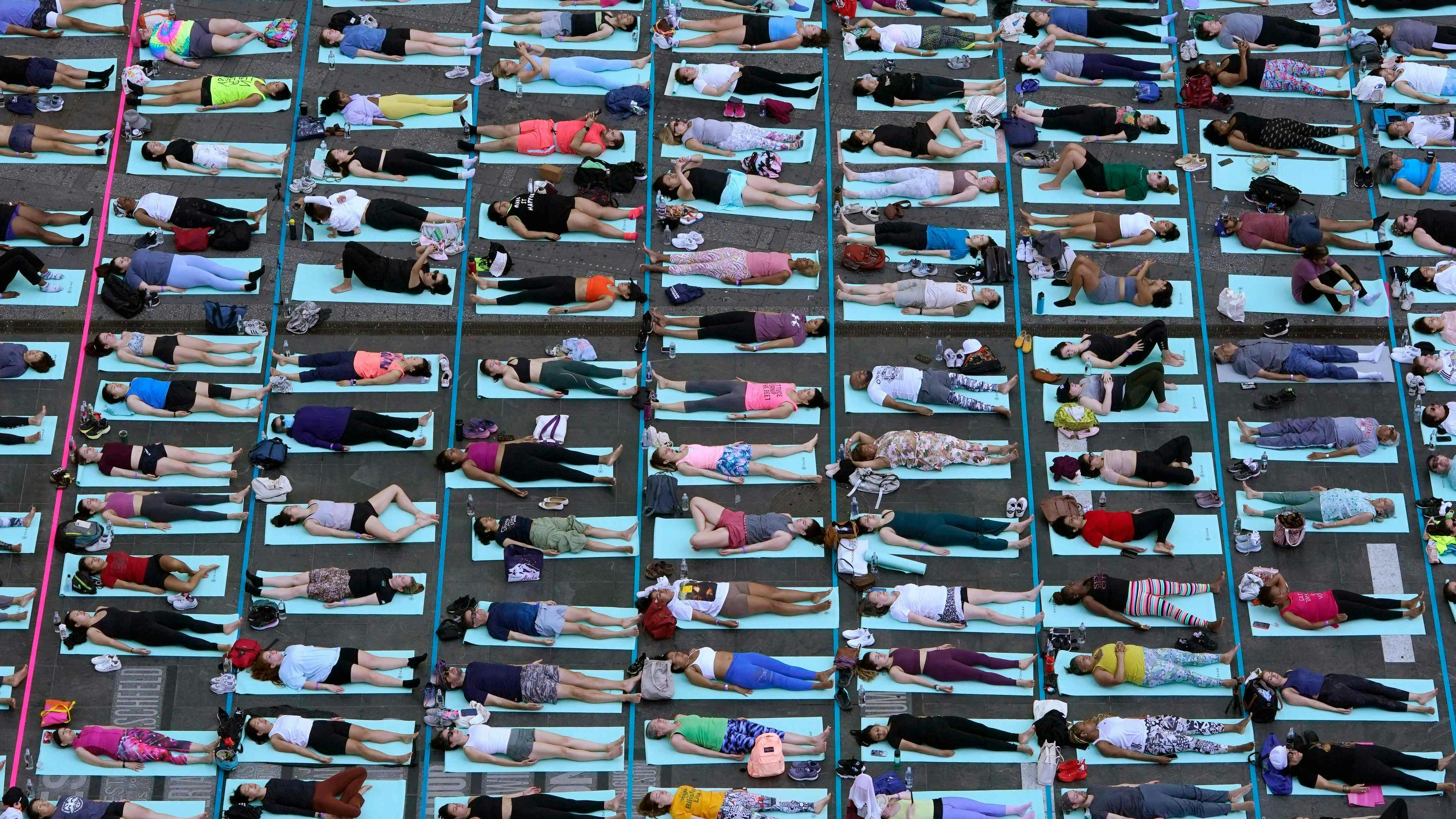 Tausende legen sich auf der Straße nieder