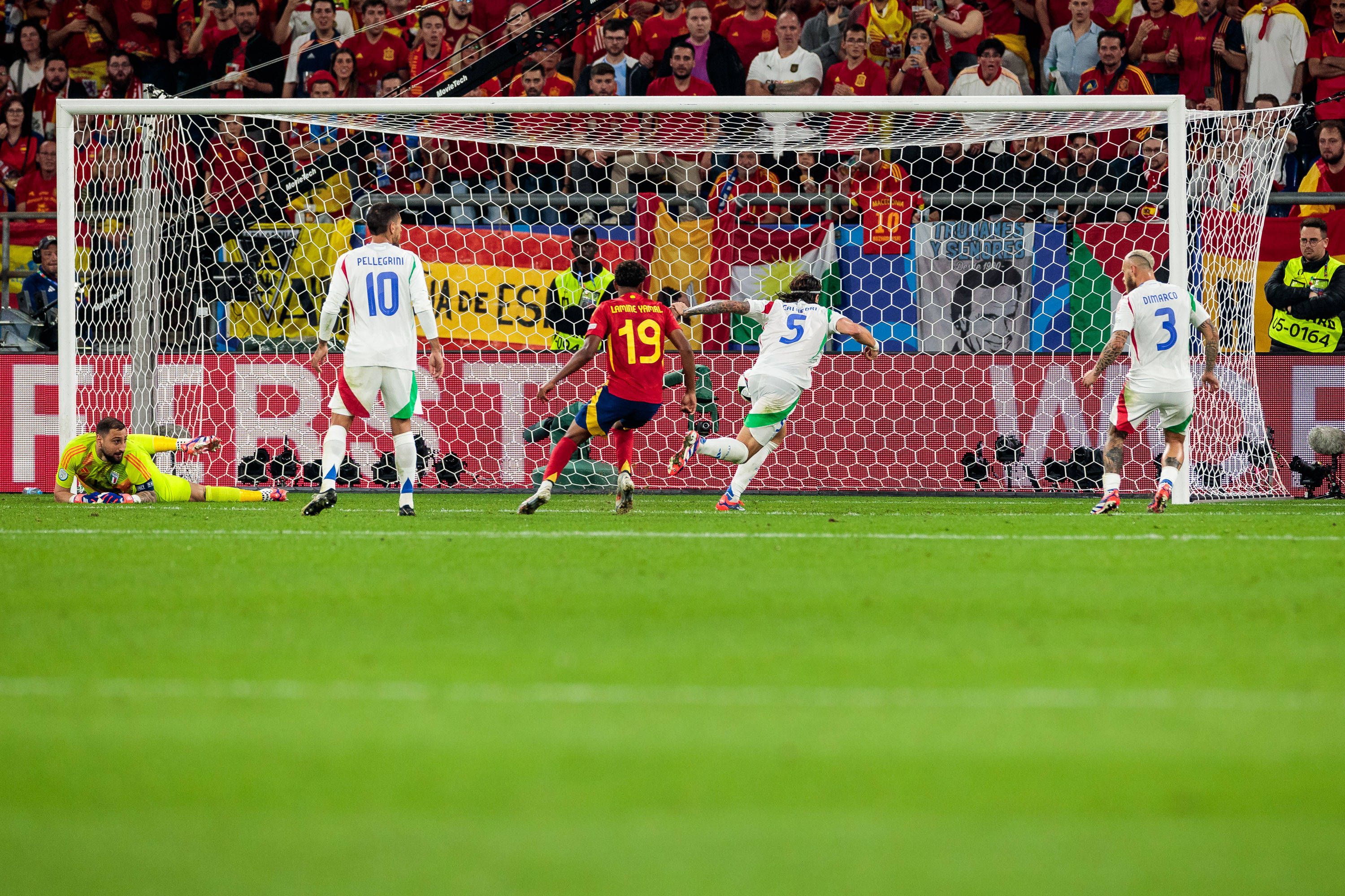 Calafiori trifft ins eigene Tor.