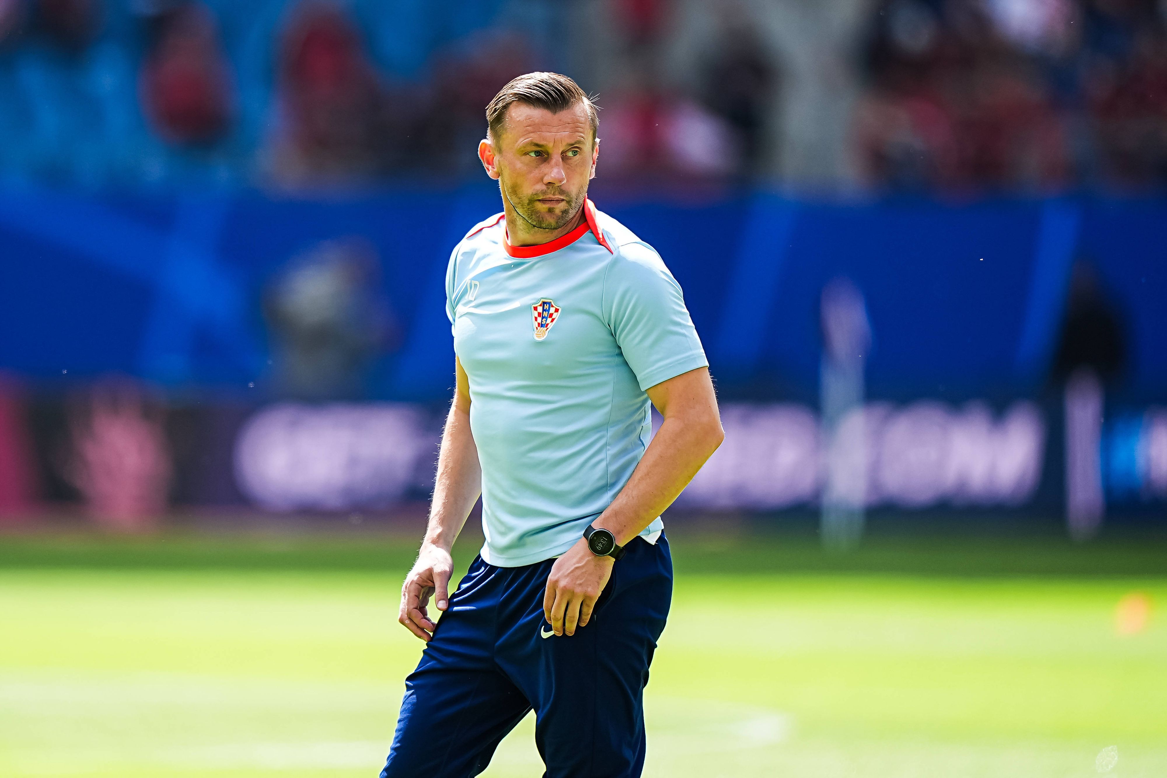 Ex-Bayern Profi Ivica Olic ging während einem Stau auf der Autobahn spazieren.