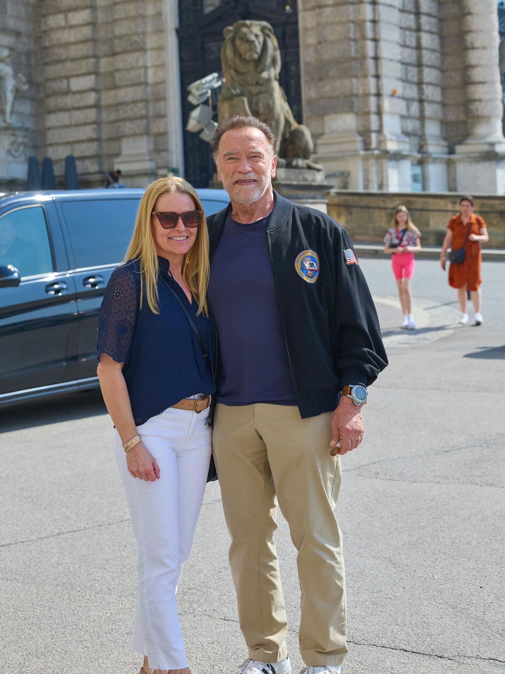 Arnold und Freundin Heather vor der Hofburg.