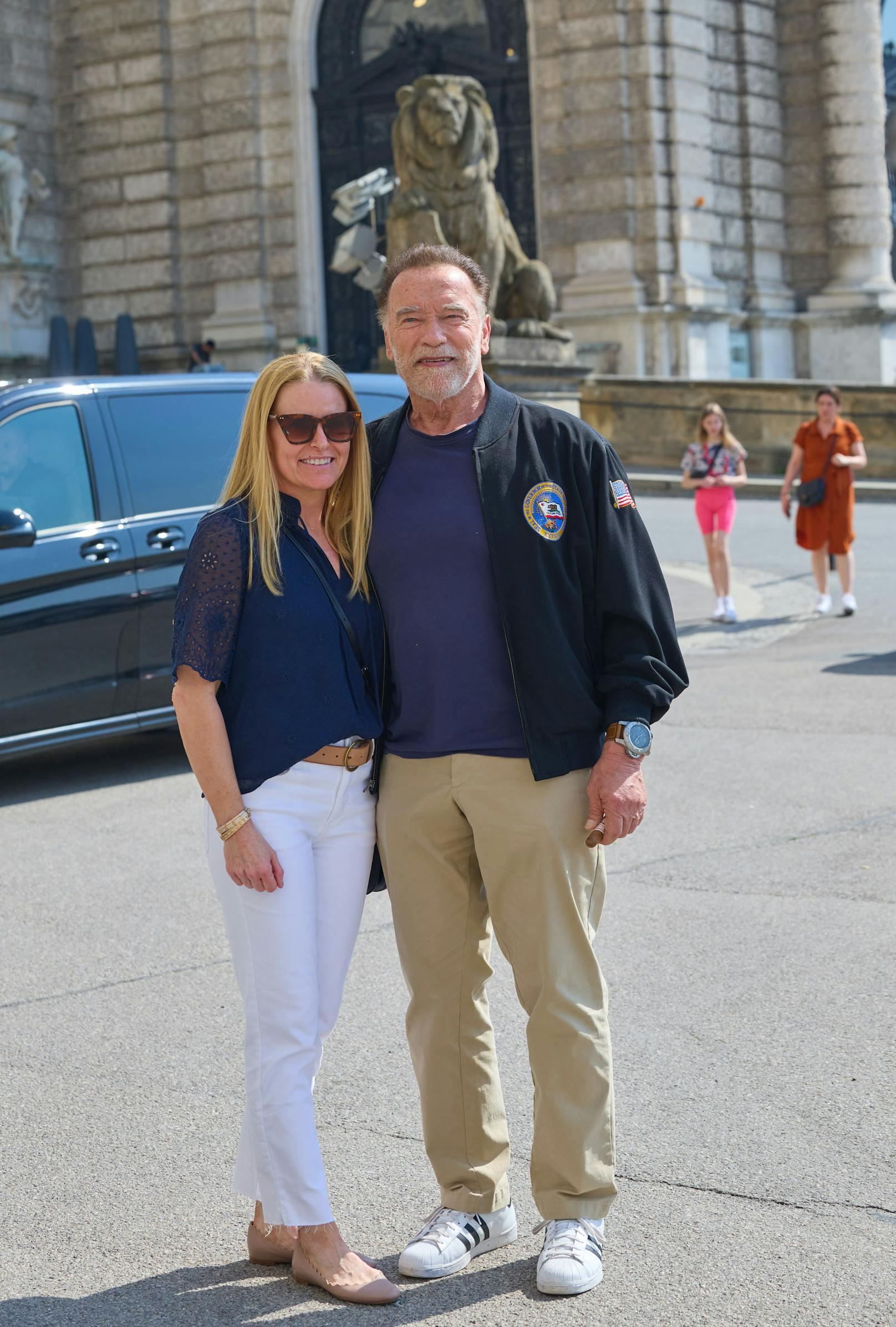 Arnold und Freundin Heather vor der Hofburg.