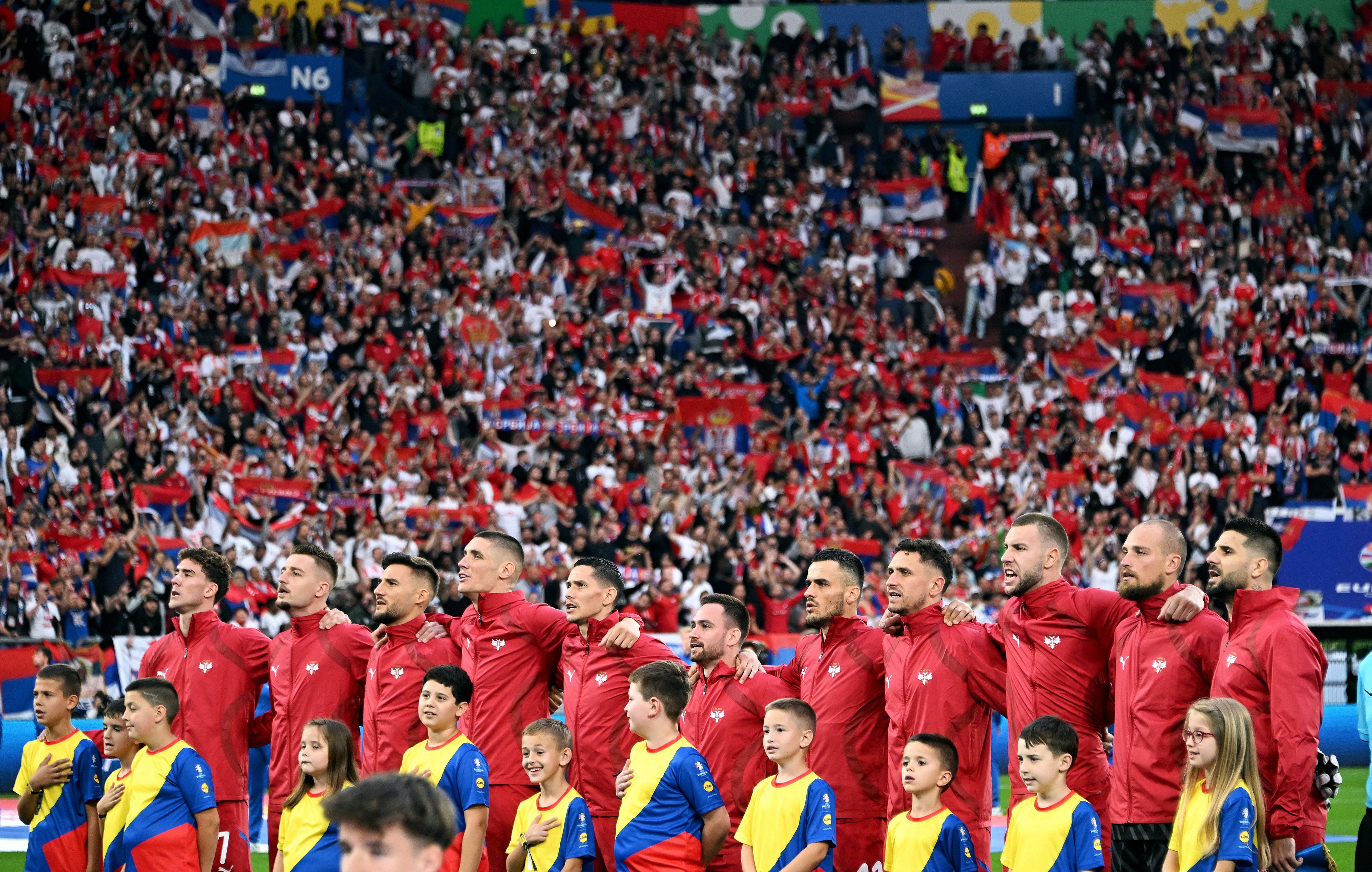 Der serbische Verband droht aus der EURO zurückzuziehen, nachdem im Spiel Kroatien gegen Albanien Fans Hassgesänge anstimmten.