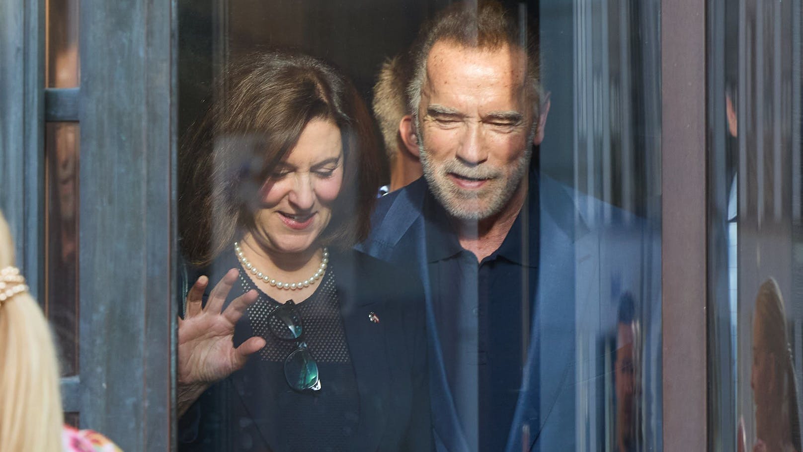 US Botschafterin Kennedy holt Arnold Schwarzenegger am Tag des Events beim Park Hyatt ab.