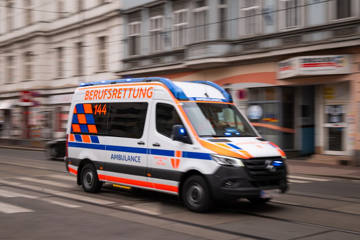 Der 32-Jährige wurde schwer verletzt ins Spital gebracht. (Symbolbild)
