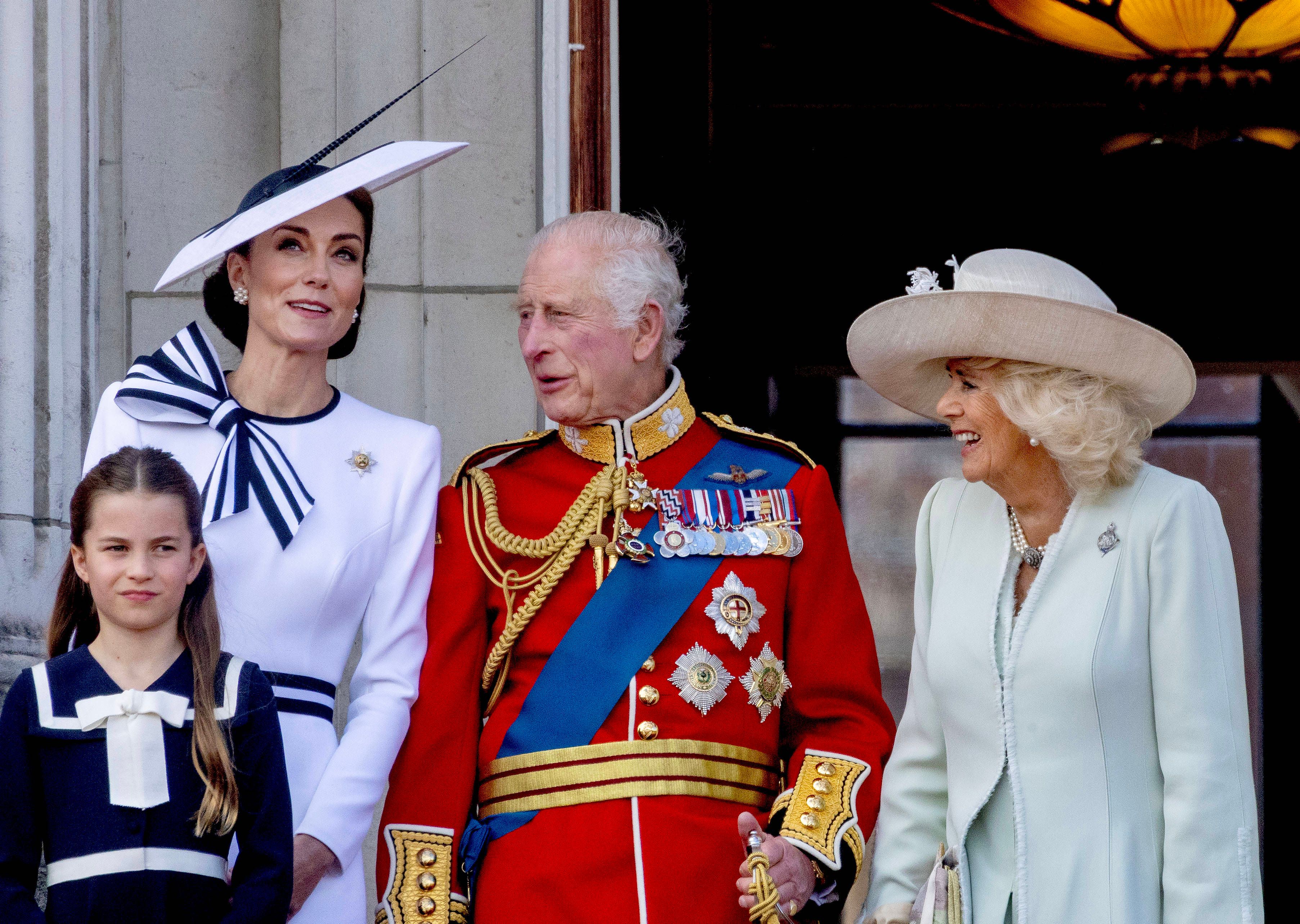 Man hört zwar nicht, was sich die Royals zuflüstern. Aber die Experten glauben, es herausgefunden zu haben.