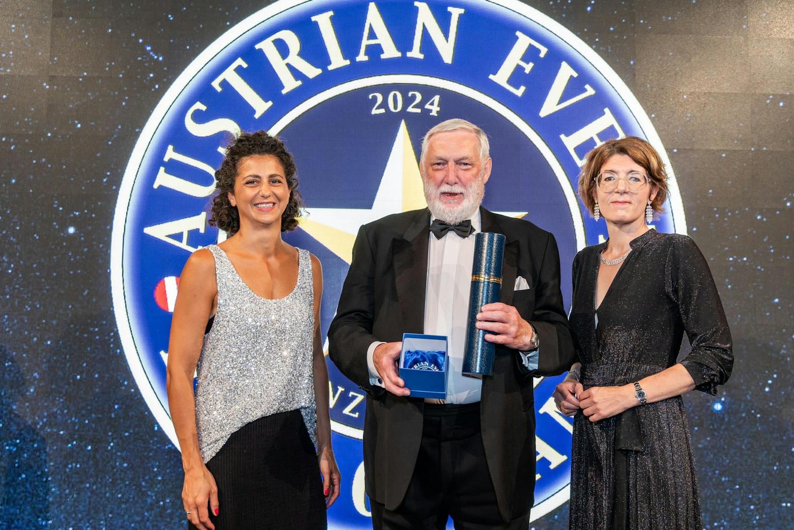 Auch Franz Fischler freut sich: Beide Damen Leila Kassoume-Kreiner (l.) (emba Board-member) und Monika Sommer, Direktorin vom Haus der Geschichte Österreich gratulieren.