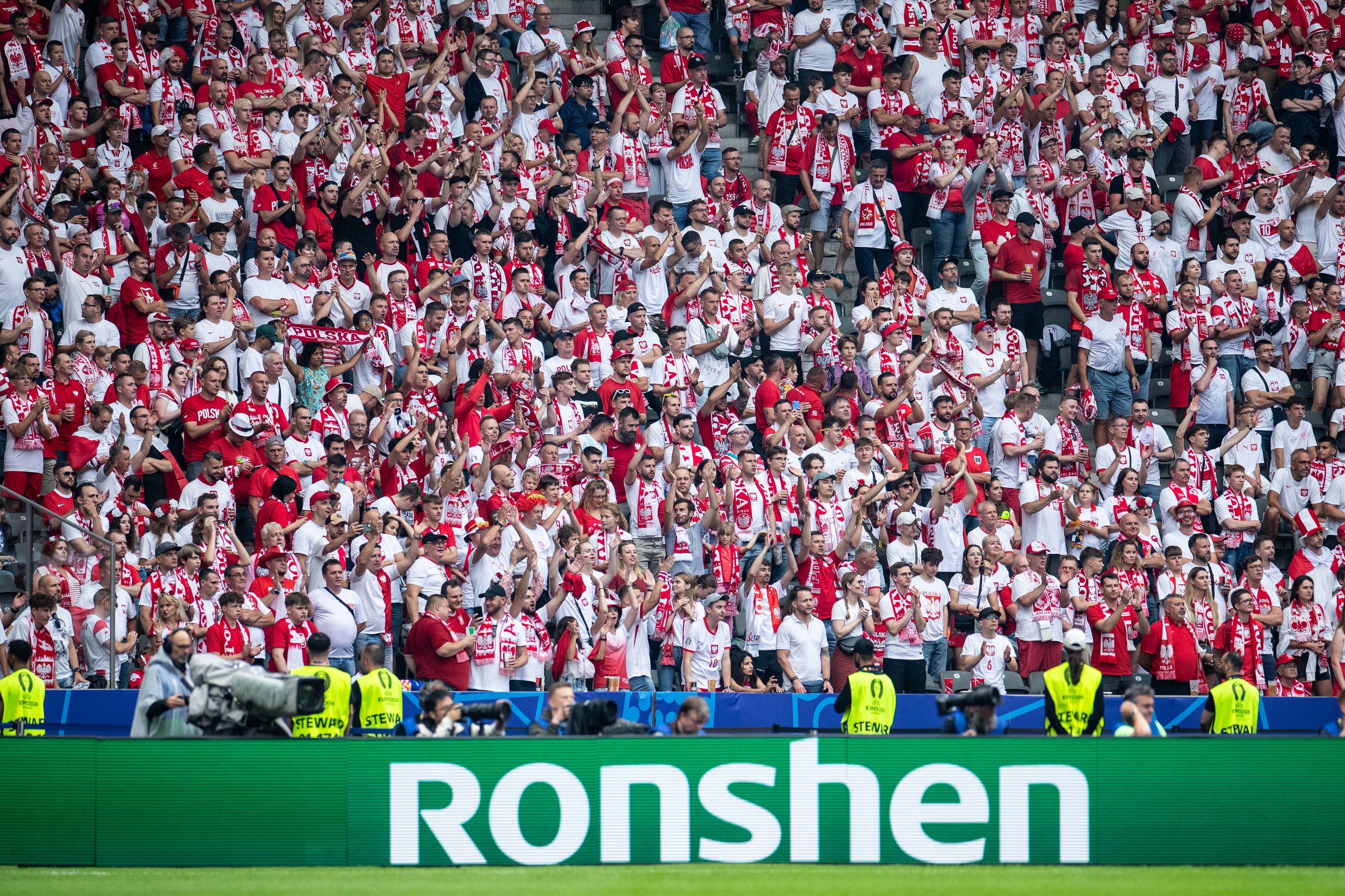 Ein polnischer Fan soll nach dem Spielende von der Tribüne gestürzt sein. 
