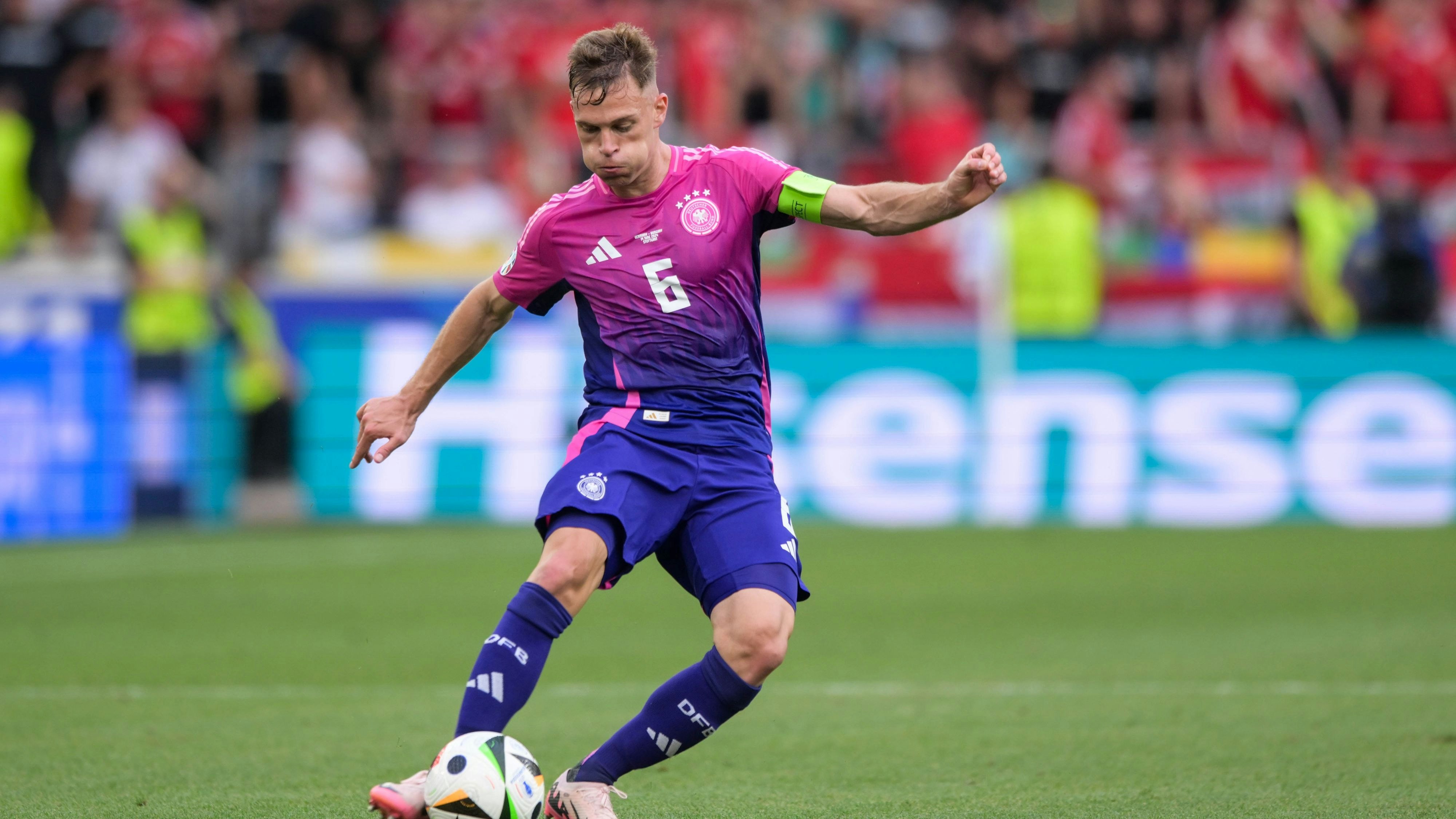 Joshua Kimmich als Kapitän der deutschen Nationalmannschaft beim Europameisterschaftsspiel gegen Ungarn am 19. Juni in Stuttgart. Deutschland gewann mit 2:0