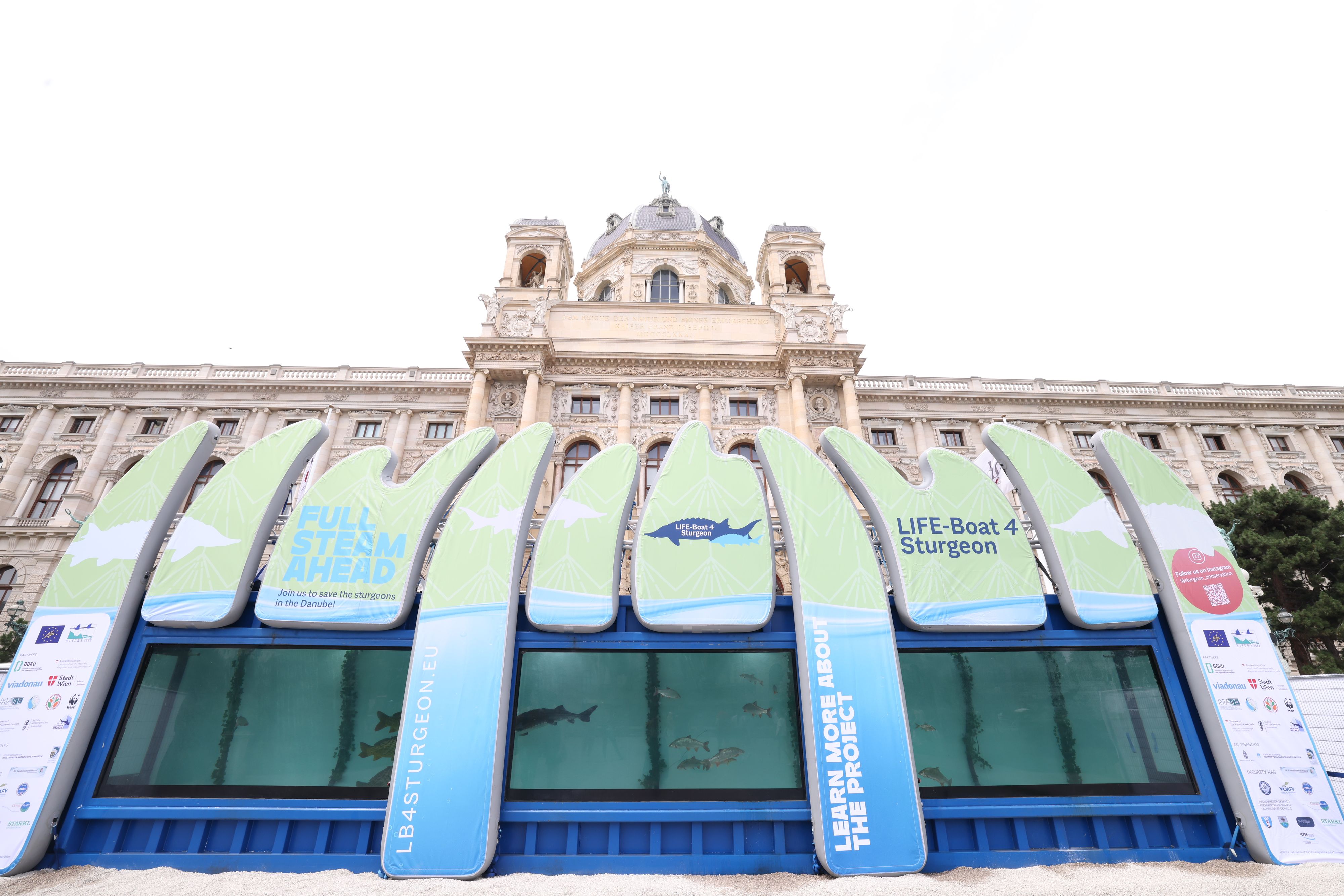 Das größte mobile Aquarium Europas steht derzei vor dem Naturhistorischen Museum.