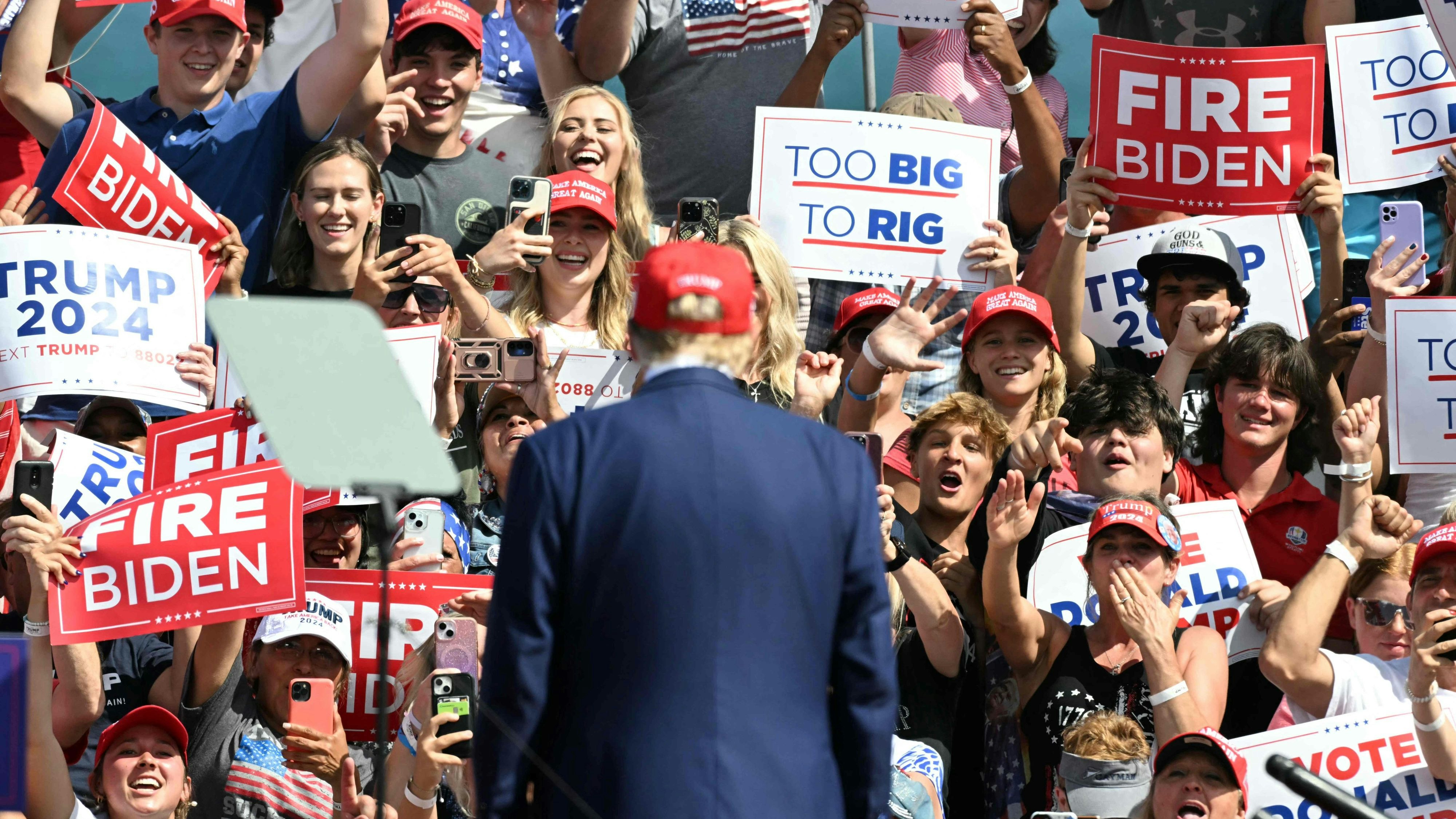 Fans bejubeln Donald Trump am 18. Juni 2024 in Racine, Wisconsin
