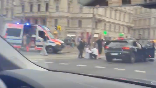 Geschockte Insassen, demolierter Porsche Macan – schwerer Unfall mit Hochzeitsgesellschaft.