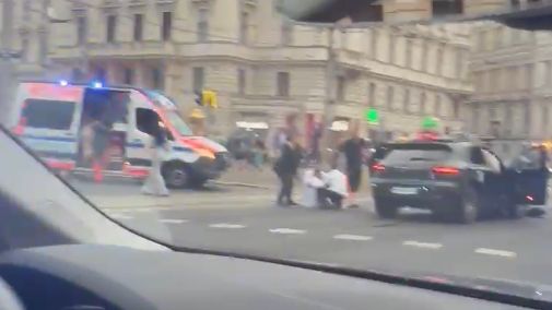 Geschockte Insassen, demolierter Porsche Macan – schwerer Unfall mit Hochzeitsgesellschaft.