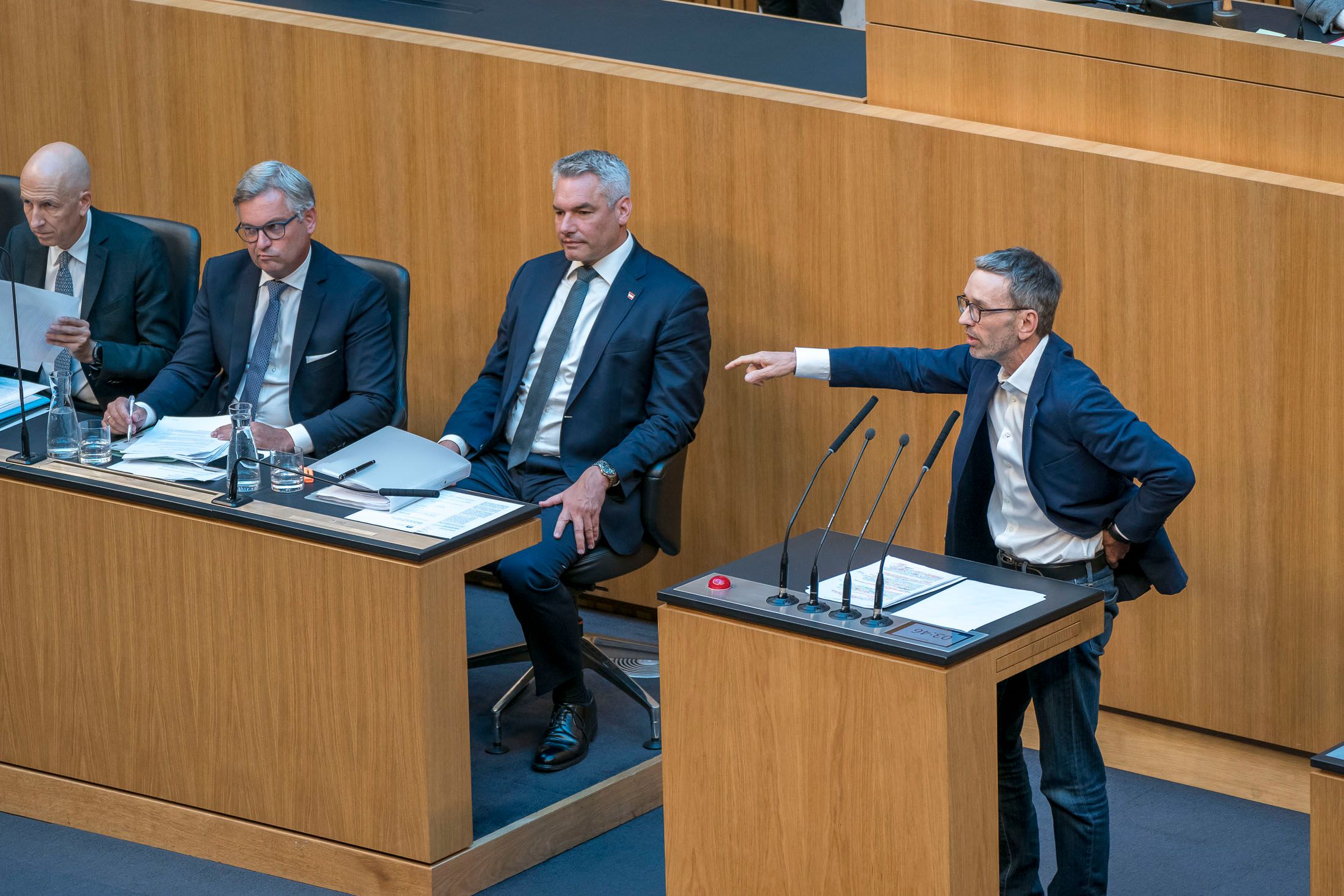 Nehammer ist Kickl auf den Fersen.