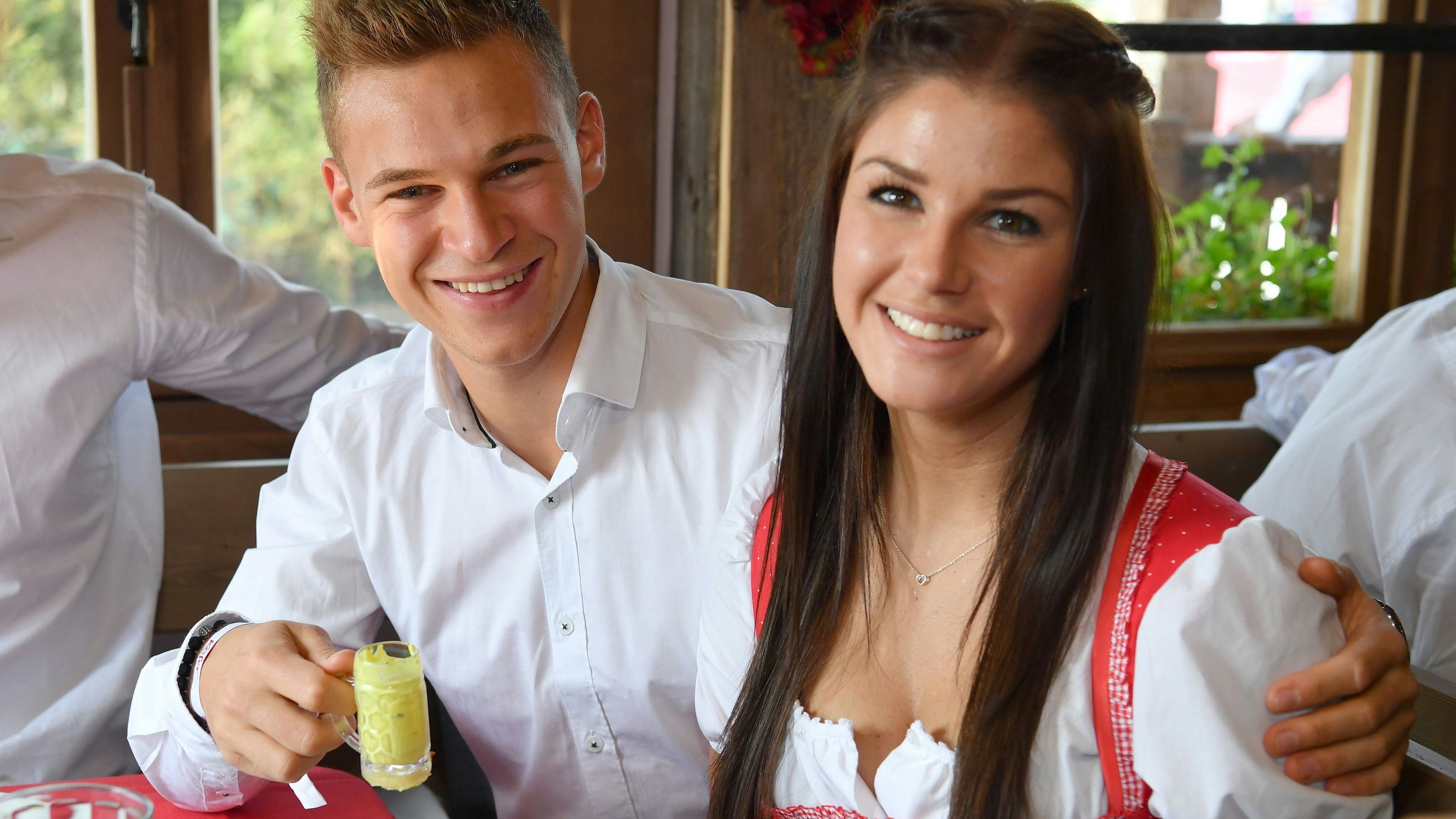 Joshua Kimmich und seine damalige Lebensgefährtin und heutige Ehefrau Lina Meyer am Münchner Oktoberfest 2017