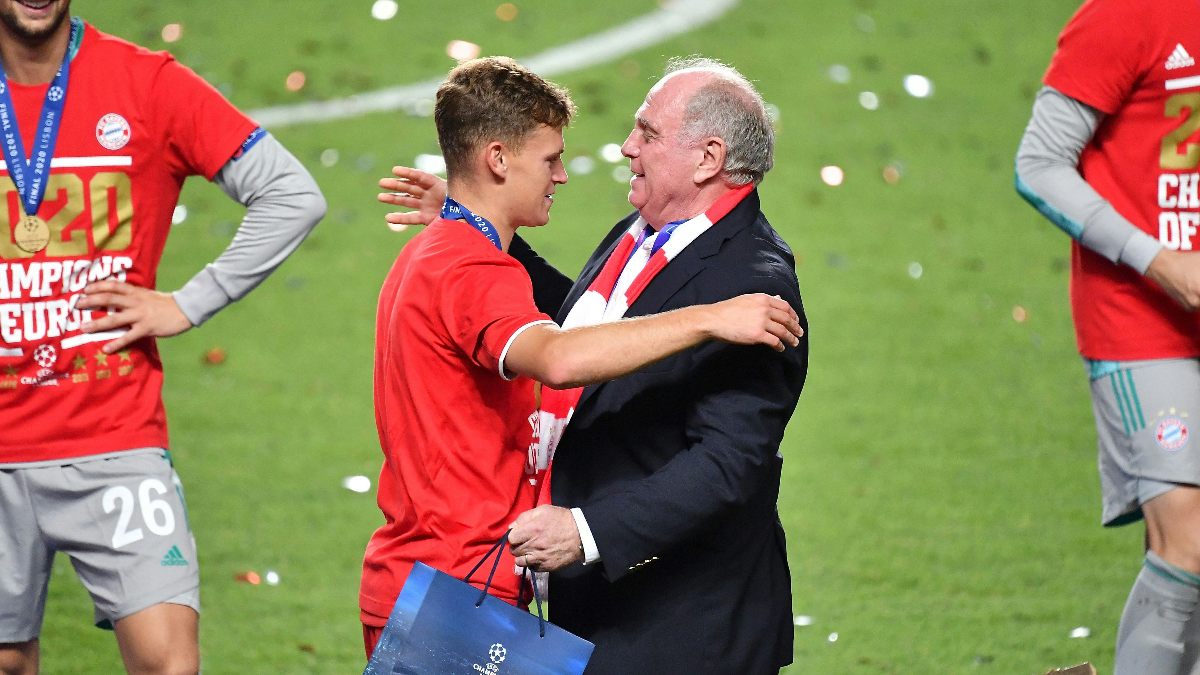 Haben ein gutes Verhältnis, auch wenn Joshua Kimmich nicht mit Krititk am FC Bayern München spart: der Mittelfeldregisseur und Bayerns Ehrenpräsident Uli Hoeness