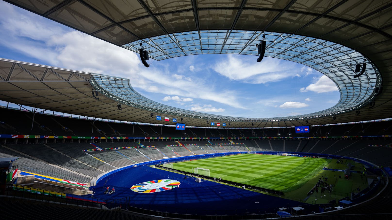 Blick in das leere Olympiastadion am Donnerstag, 20. Juni 2024, vor einer Platzbegehung des ÖFB-Nationalteams vor dem Spiel gegen Polen im Olympiastadion in Berlin.