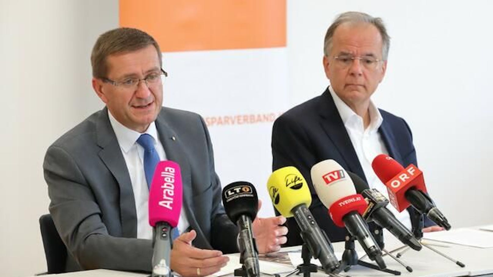 Gerhard Dell (rechts, am Foto mit LR Achleitner) rät dazu, sich vor einem Kauf genau zu informieren.