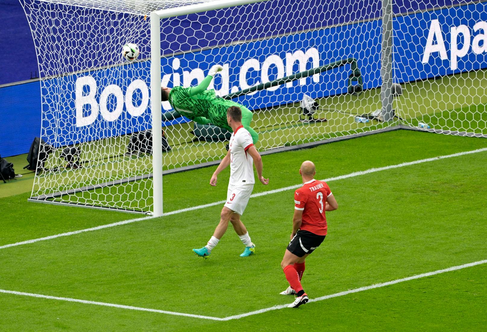 Gernot Trauner ließ Österreich gegen Polen früh jubeln. Der Holland-Legionär traf per Kopf. Christoph Baumgartner und Marko Arnautovic sorgten für den furiosen 3:1-Sieg im zweiten Gruppenspiel.