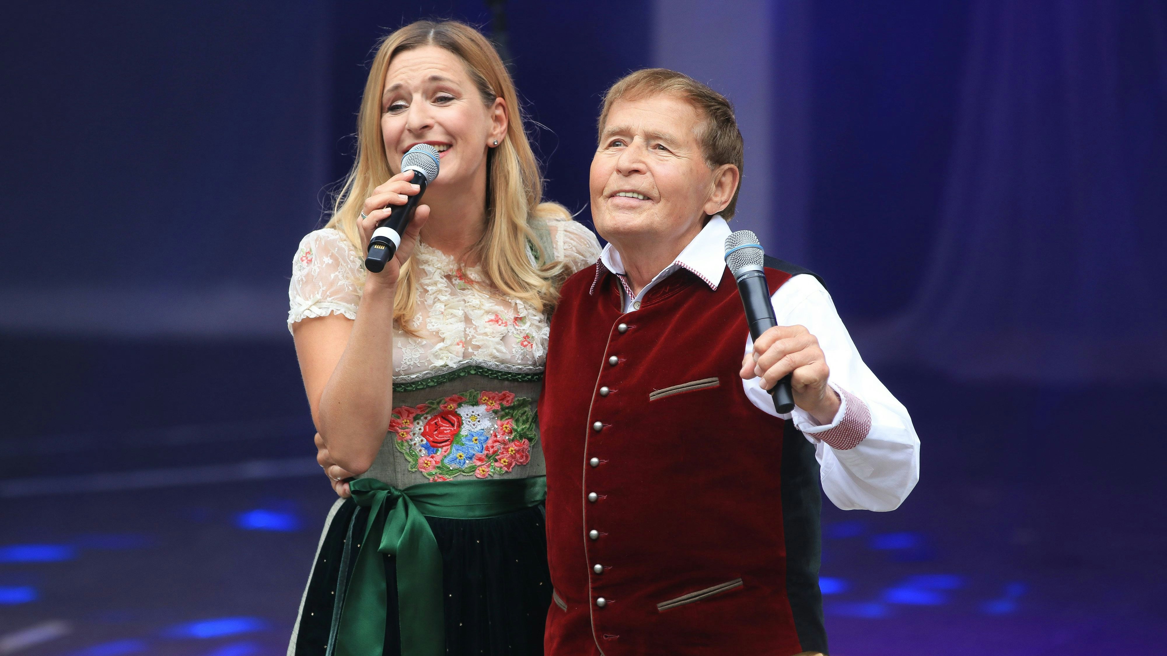 Download von www.picturedesk.com am 21.06.2024 (15:06).  Stefanie Hertel und Vater Eberhard Hertel bei "Das grosse Pfingstfest der Volksmusik" im Naturtheater in Steinbach-Langenbach, Deutschland, 5. Juni 2022. - 20220605_PD17919 - Rechteinfo: Rights Managed (RM) Fotografische Urheberrechte sind garantiert. Der Kunde selbst hat insbesondere die Persönlichkeitsrechte der abgebildeten Personen in eigener Verantwortung zu beachten (AGBs Punkt 5). Nur für redaktionelle Nutzung!