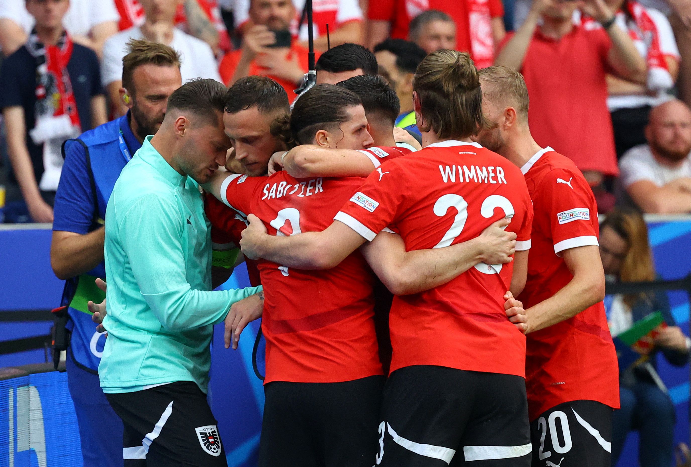 Österreichs  Nationalteam feiert gegen Polen. 