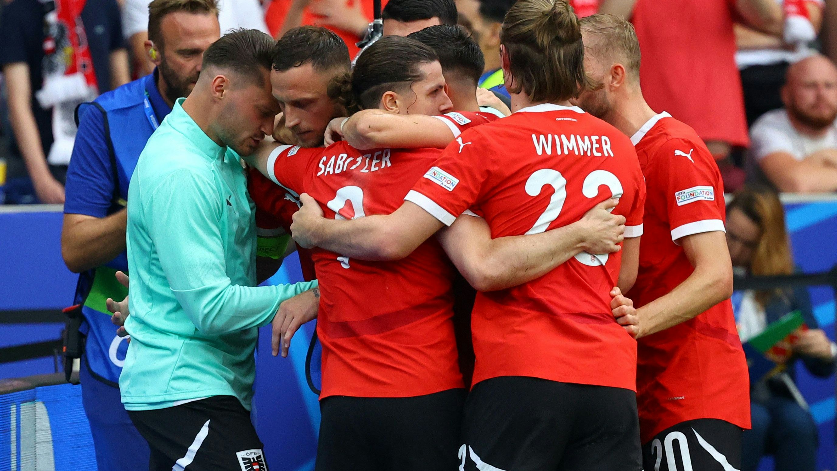 Österreichs  Nationalteam feiert gegen Polen. 