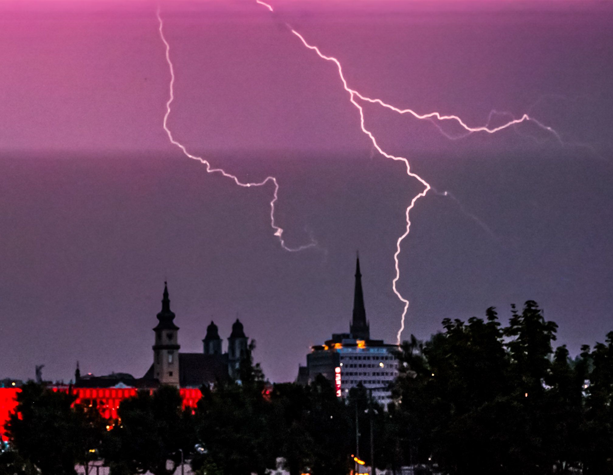 Schon am Donnerstagabend gab es erste Unwetter in OÖ. Am Freitag können sie heftig ausfallen.