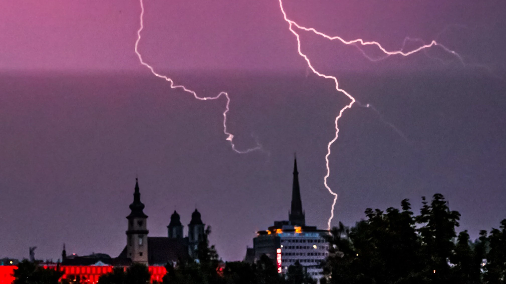 Schon am Donnerstagabend gab es erste Unwetter in OÖ. Am Freitag können sie heftig ausfallen.
