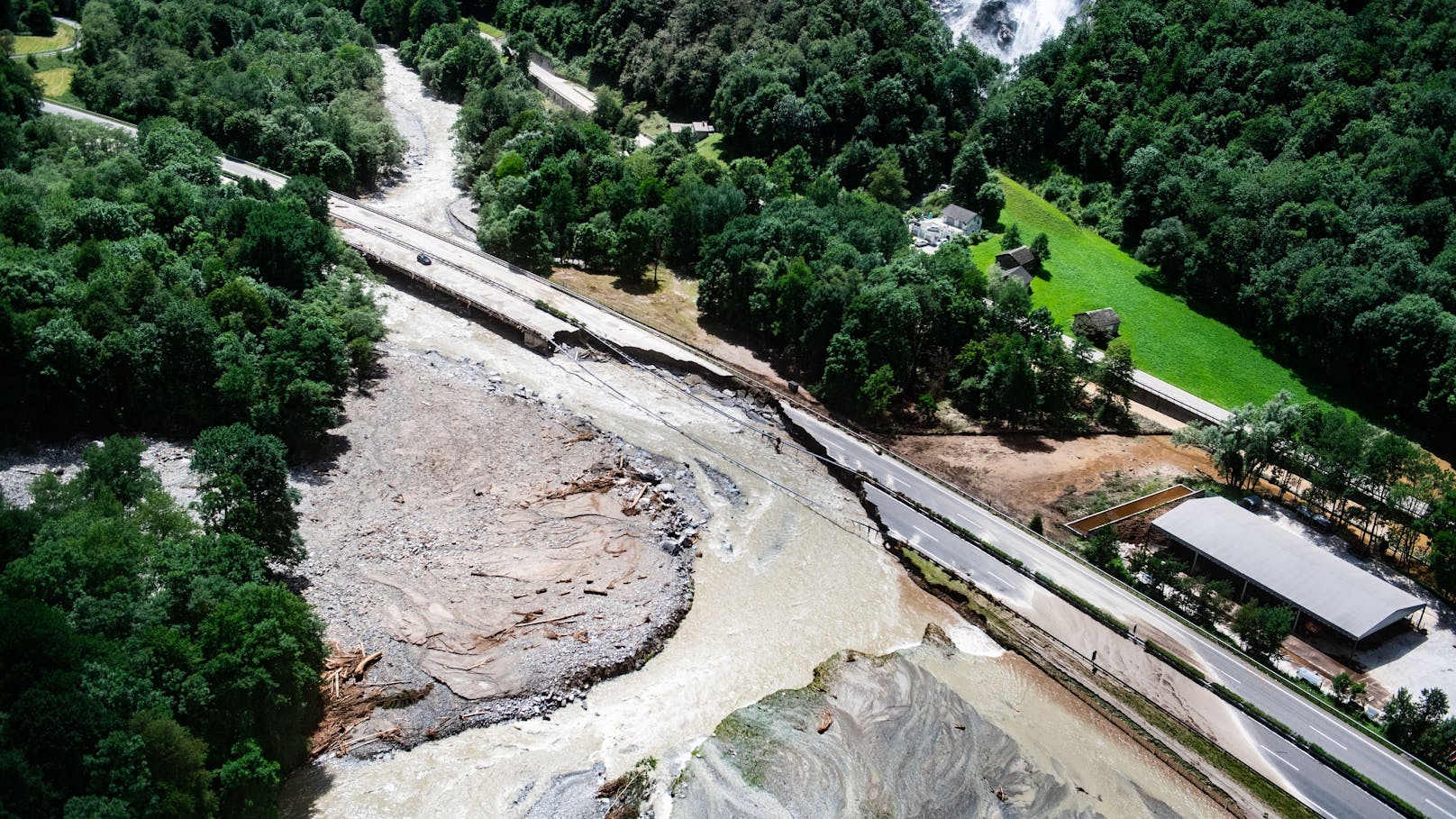 Rund 200 Meter Fahrbahn der A13 wurden einfach weggerissen.