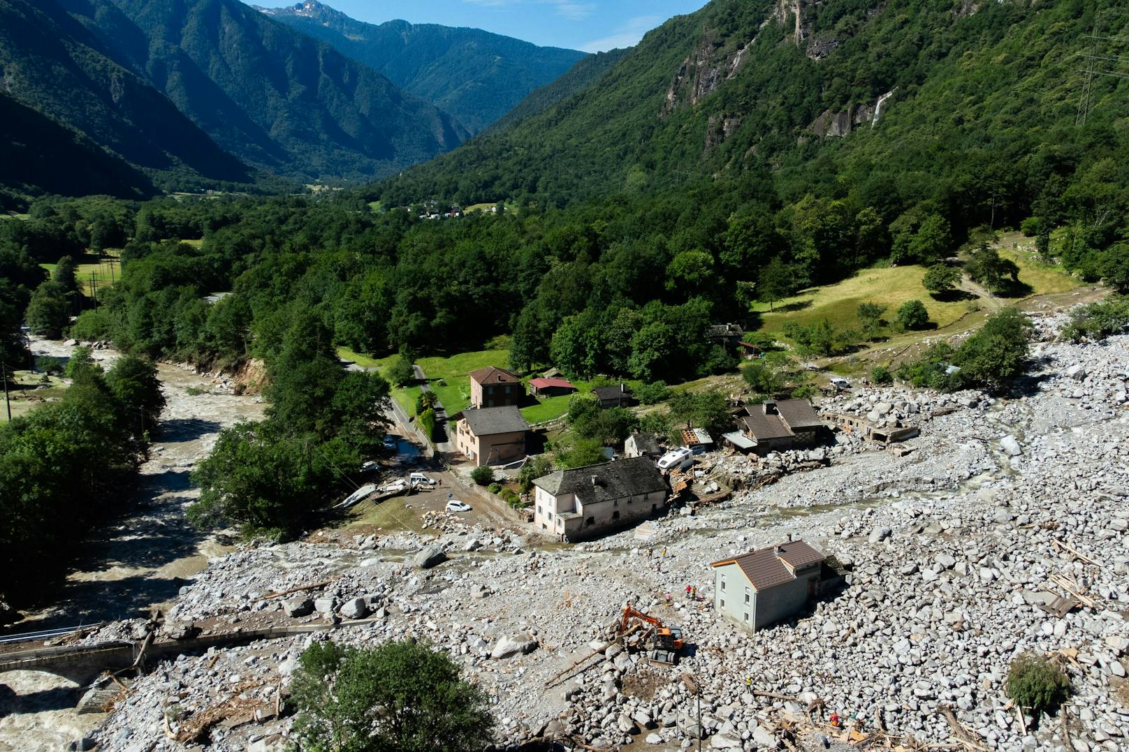 Im Schweizer Misox haben am 21. Juni heftige Unwetter eine Spur der Verwüstung hinterlassen. Eine Gerölllawine traf die Ortschaft Lostallo, zerstörte mehre Häuser. Drei Menschen gelten nach der Rettung einer Verschütteten noch als vermisst.