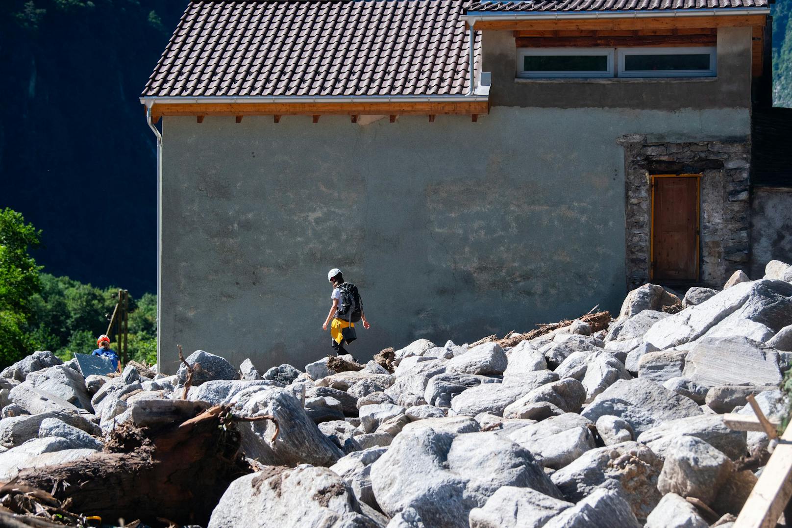 Im Schweizer Misox haben am 21. Juni heftige Unwetter eine Spur der Verwüstung hinterlassen. Eine Gerölllawine traf die Ortschaft Lostallo, zerstörte mehre Häuser. Drei Menschen gelten nach der Rettung einer Verschütteten noch als vermisst.