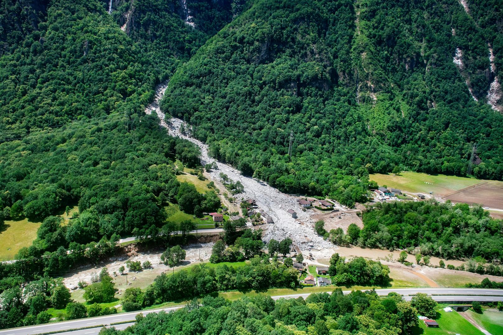 Im Schweizer Misox haben am 21. Juni heftige Unwetter eine Spur der Verwüstung hinterlassen. Eine Gerölllawine traf die Ortschaft Lostallo, zerstörte mehre Häuser. Drei Menschen gelten nach der Rettung einer Verschütteten noch als vermisst.