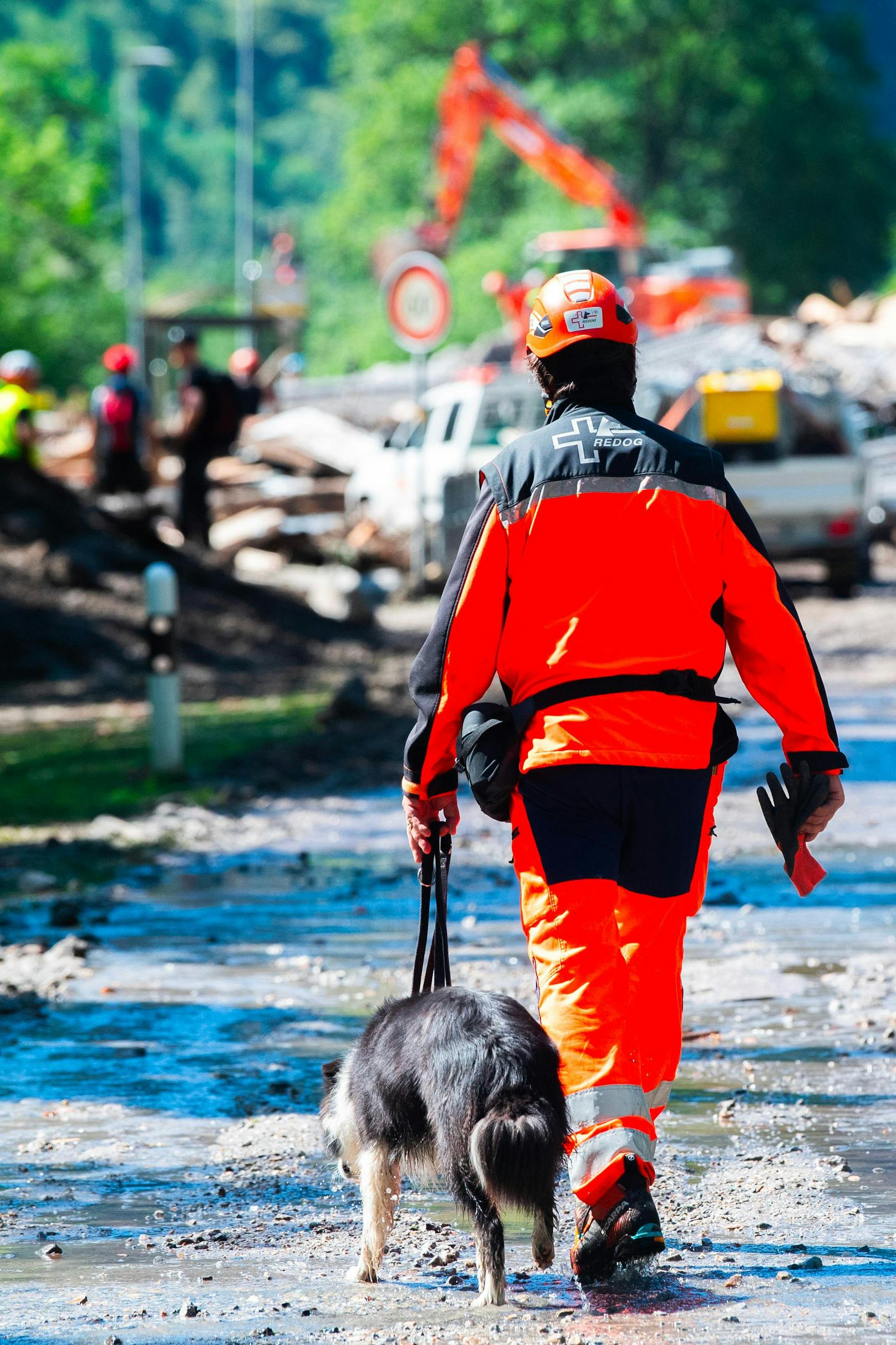 Im Schweizer Misox haben am 21. Juni heftige Unwetter eine Spur der Verwüstung hinterlassen. Eine Gerölllawine traf die Ortschaft Lostallo, zerstörte mehre Häuser. Drei Menschen gelten nach der Rettung einer Verschütteten noch als vermisst.