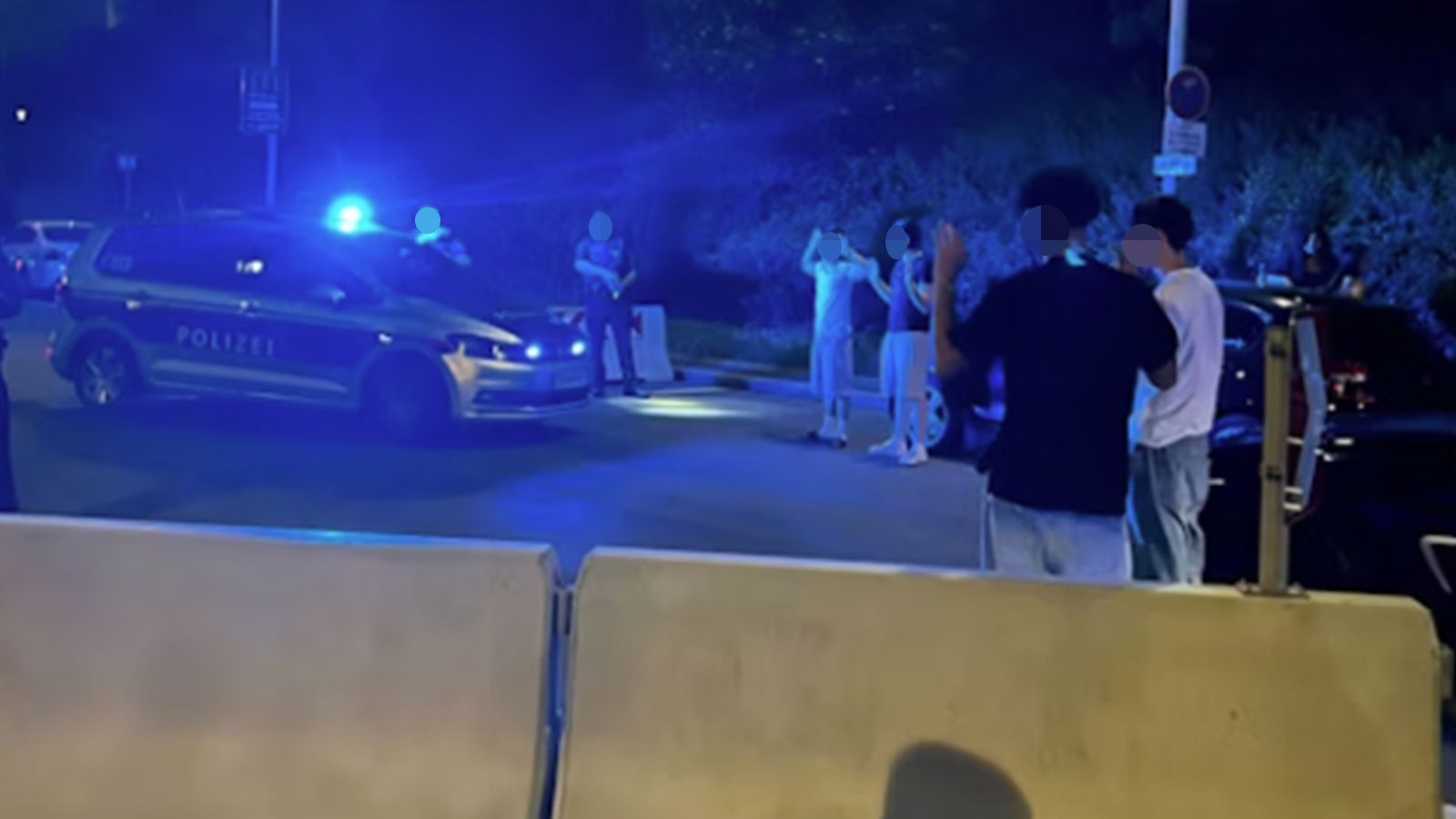 Mit gezückter Dienstwaffe: Junge Männer werden entwaffnet.