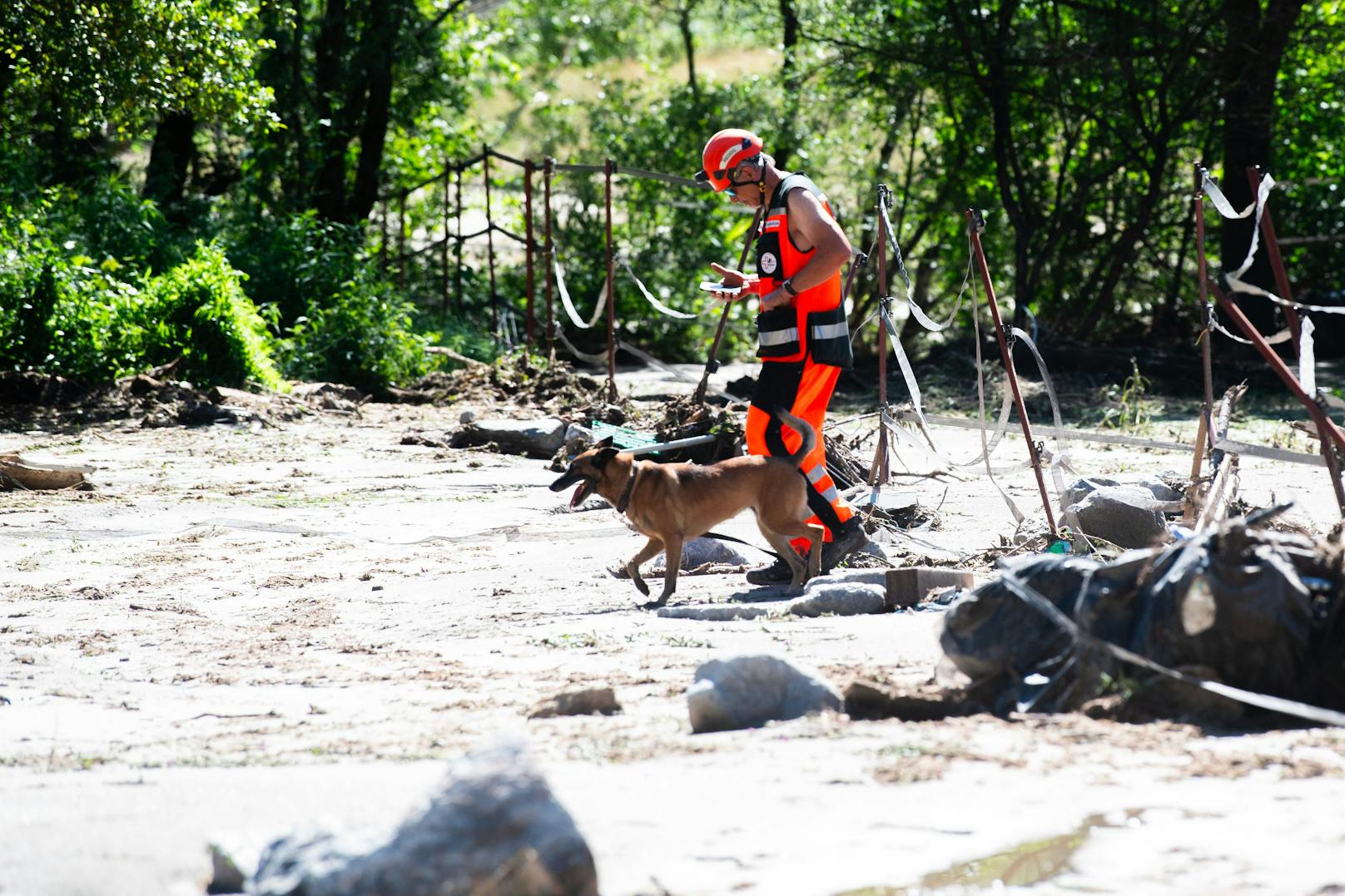 Im Schweizer Misox haben am 21. Juni heftige Unwetter eine Spur der Verwüstung hinterlassen. Eine Gerölllawine traf die Ortschaft Lostallo, zerstörte mehre Häuser. Drei Menschen gelten nach der Rettung einer Verschütteten noch als vermisst.