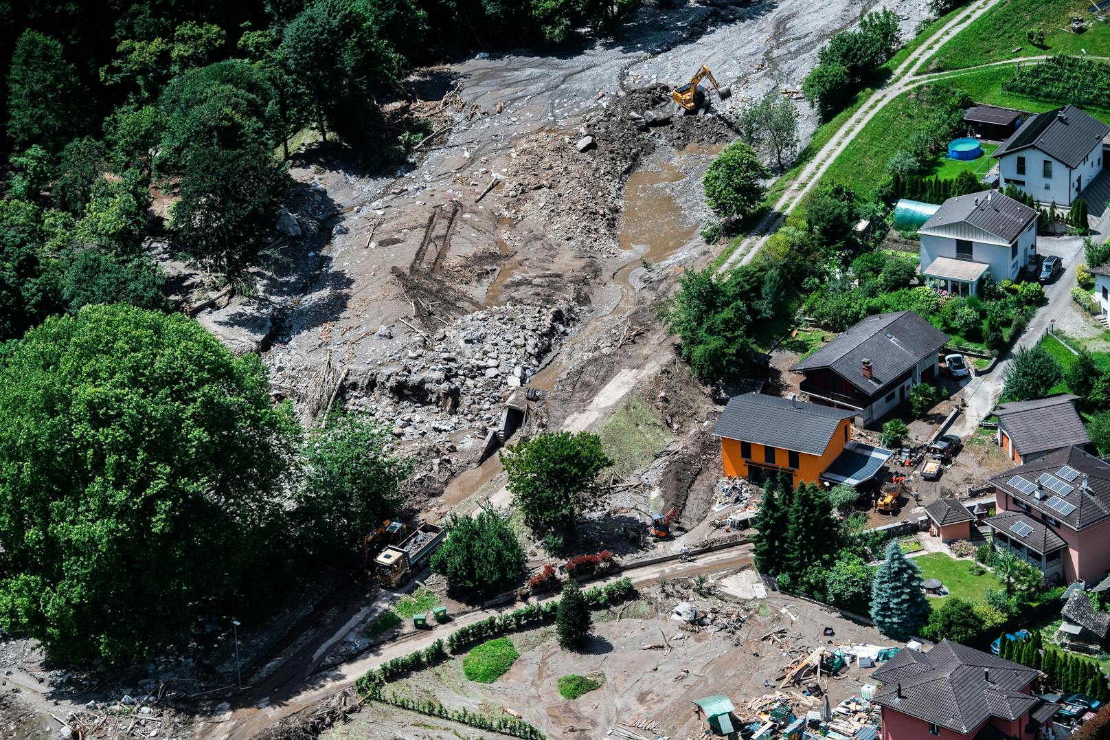 Im Schweizer Misox haben am 21. Juni heftige Unwetter eine Spur der Verwüstung hinterlassen. Eine Gerölllawine traf die Ortschaft Lostallo, zerstörte mehre Häuser. Drei Menschen gelten nach der Rettung einer Verschütteten noch als vermisst.