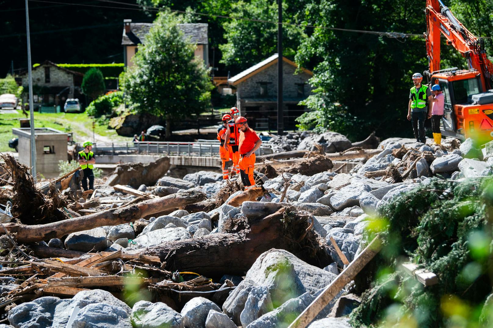 Im Schweizer Misox haben am 21. Juni heftige Unwetter eine Spur der Verwüstung hinterlassen. Eine Gerölllawine traf die Ortschaft Lostallo, zerstörte mehre Häuser. Drei Menschen gelten nach der Rettung einer Verschütteten noch als vermisst.