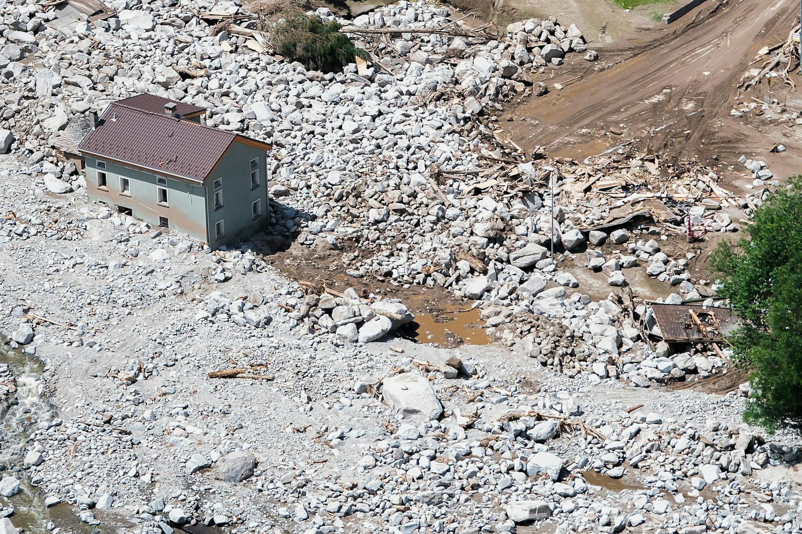 Im Schweizer Misox haben am 21. Juni heftige Unwetter eine Spur der Verwüstung hinterlassen. Eine Gerölllawine traf die Ortschaft Lostallo, zerstörte mehre Häuser. Drei Menschen gelten nach der Rettung einer Verschütteten noch als vermisst.