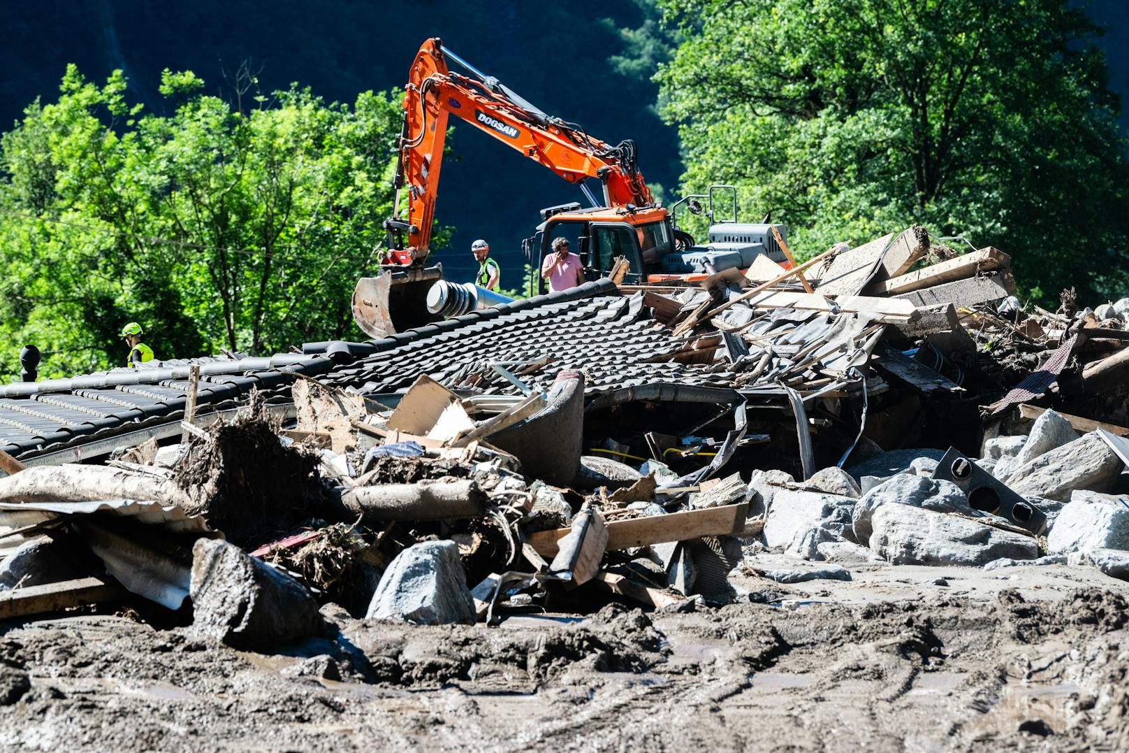 Im Schweizer Misox haben am 21. Juni heftige Unwetter eine Spur der Verwüstung hinterlassen. Eine Gerölllawine traf die Ortschaft Lostallo, zerstörte mehre Häuser. Drei Menschen gelten nach der Rettung einer Verschütteten noch als vermisst.